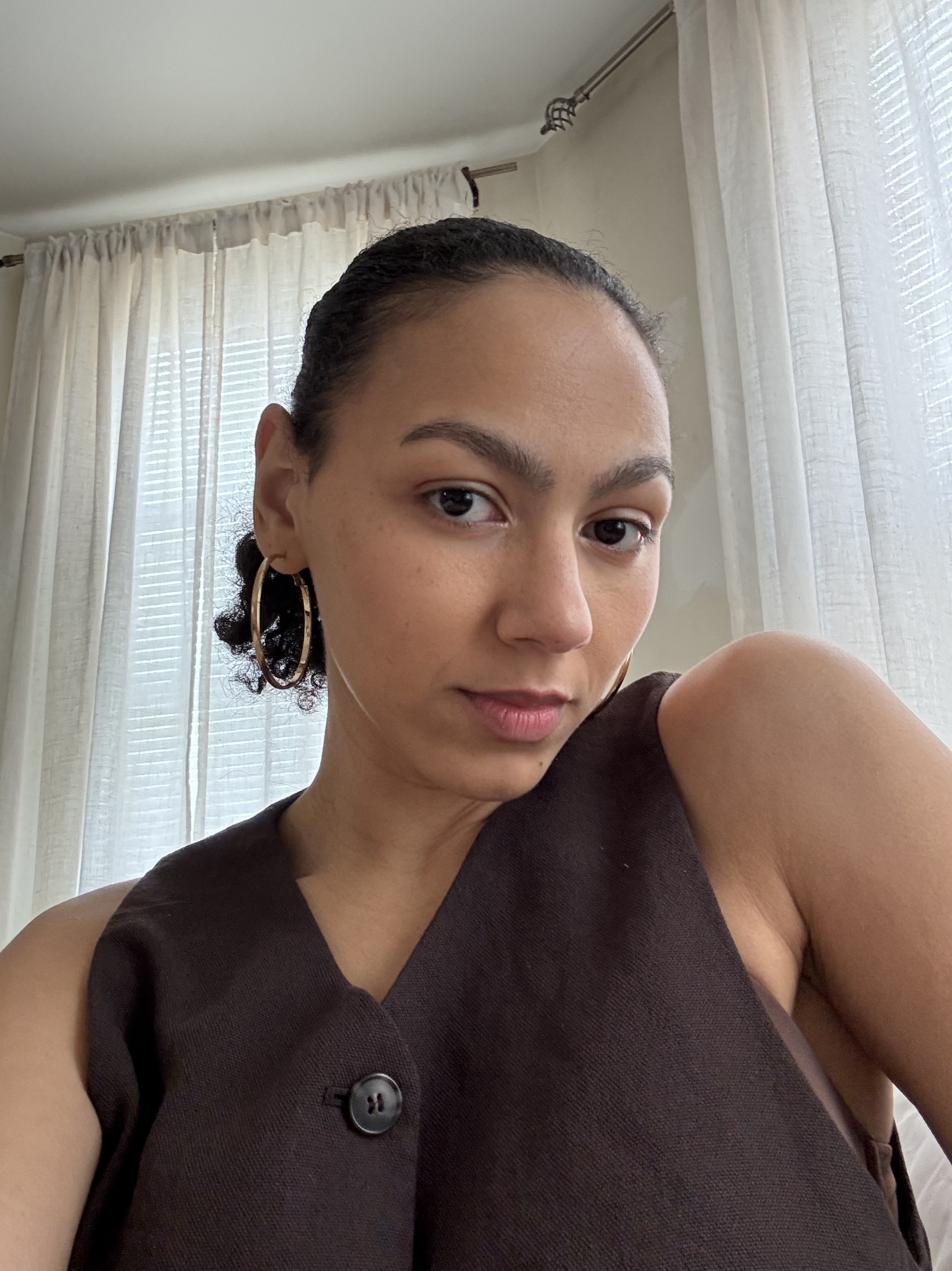 薩布麗娜·塔爾伯特 (Sabrina Talbert) 穿著優異制服和膚色棒。