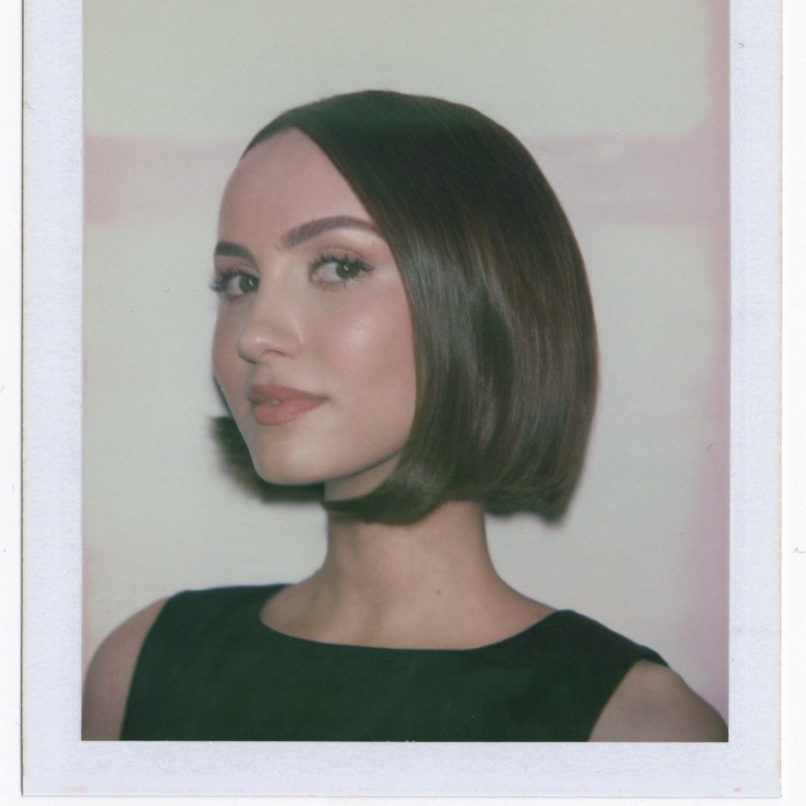 Maude Apatow 在 Prada Beauty 的 Prada Touch Tour 快閃店中的照片