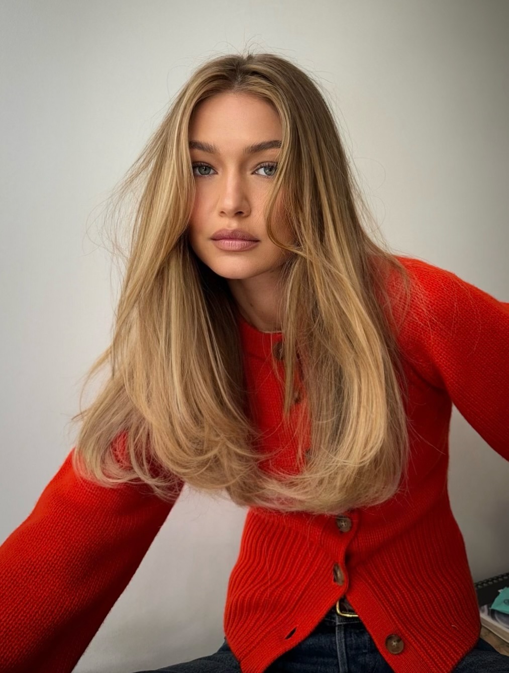 吉吉哈蒂德 (Gigi Hadid) 身穿紅色毛衣爆款照片