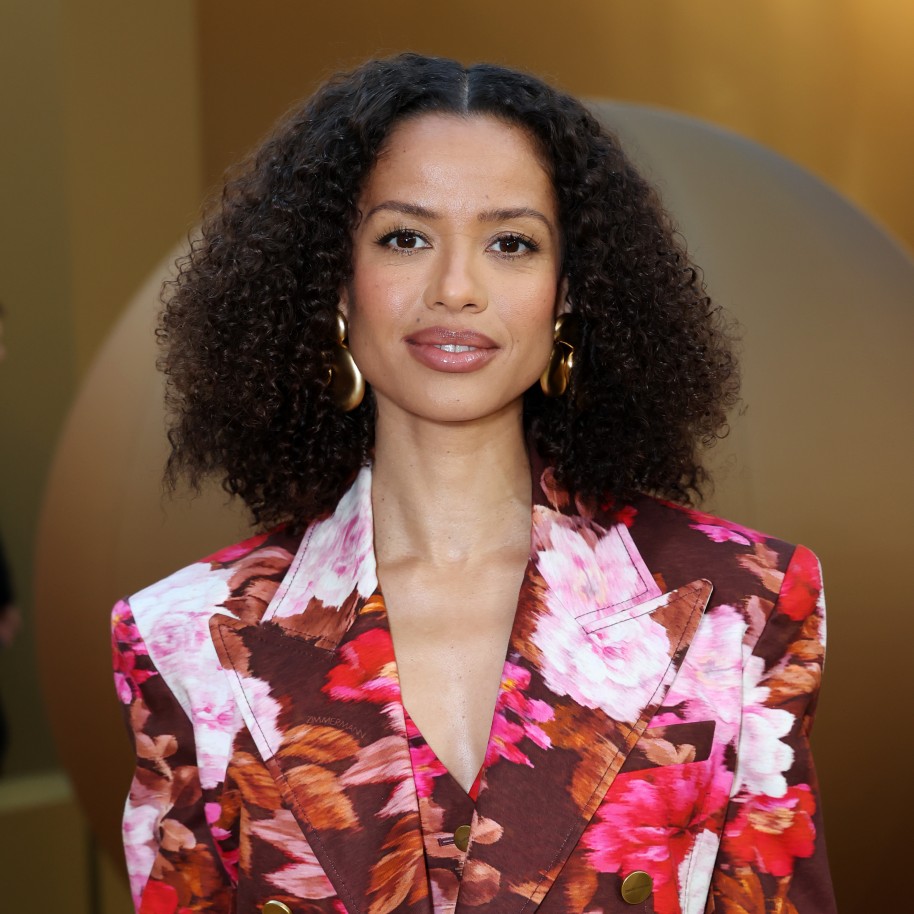 Gugu Mbatha-Raw 穿著花卉西裝外套的照片