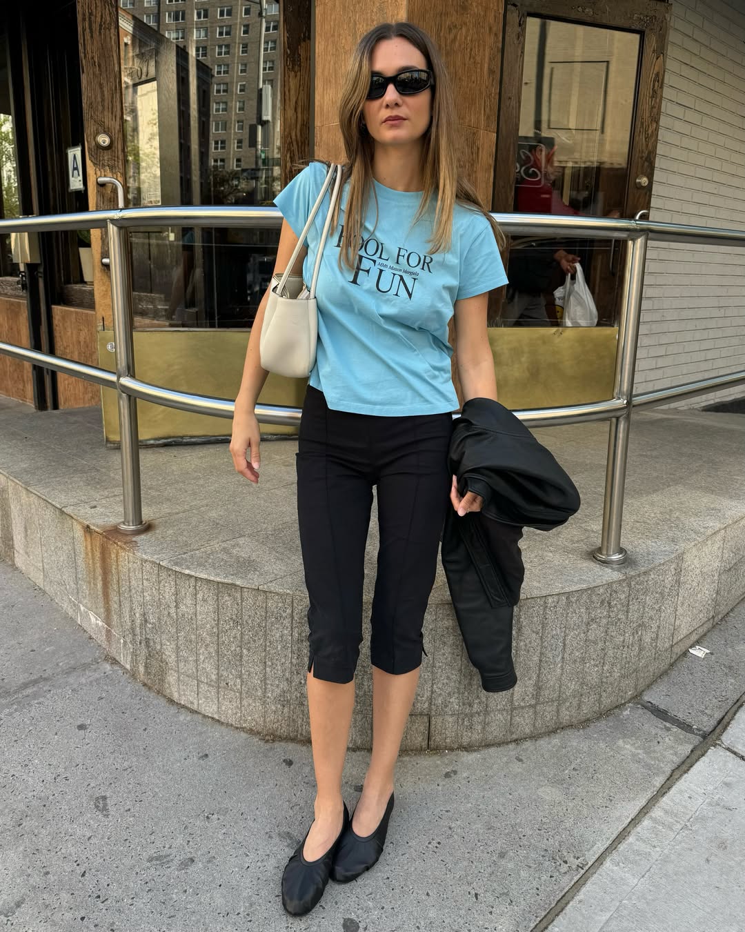 annelauremais 穿著黑色卡普里褲和黑色鞋子