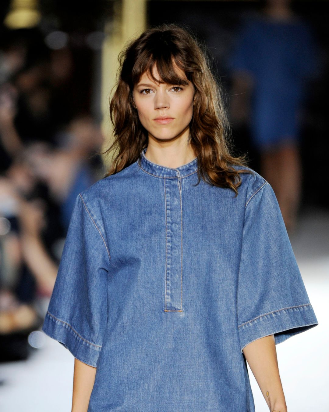 模特兒 Freja Beha Erichsen 在 Stella McCartney 2011 年春季時裝秀上走秀。
