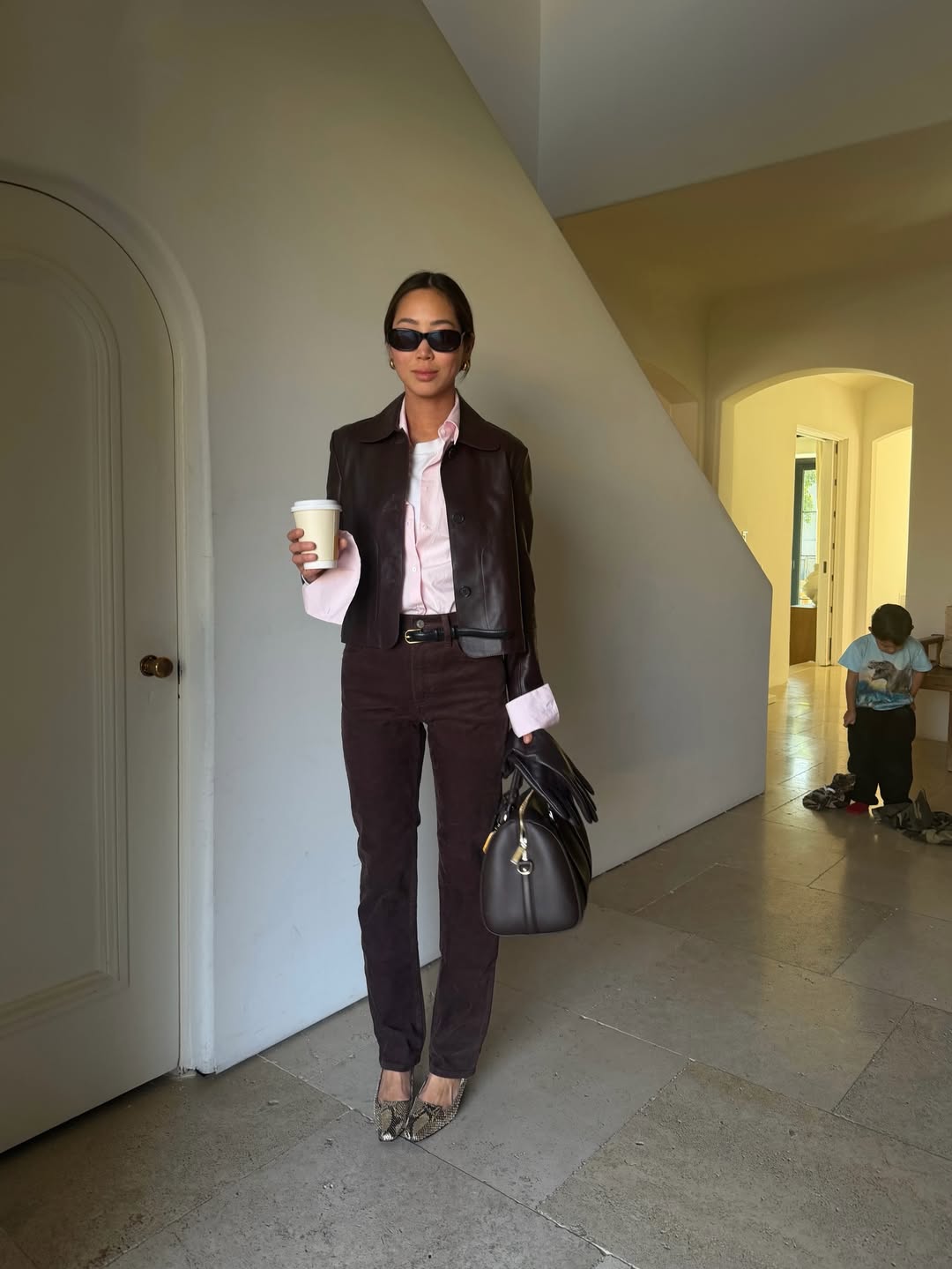 @aimeesong 穿著棕色牛仔褲、粉紅色襯衫、蛇紋高跟鞋