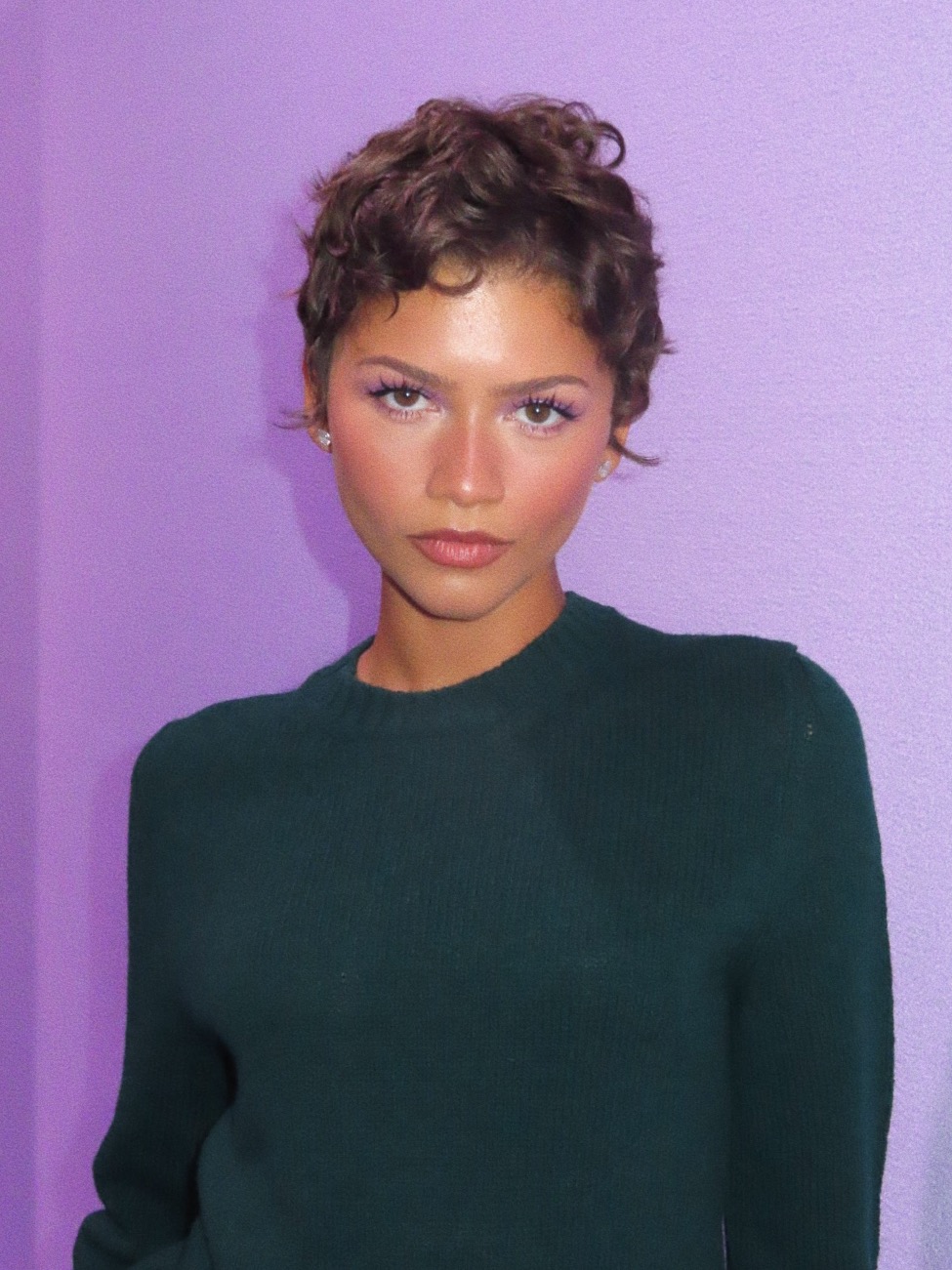 Zendaya 搭配淡紫色眼影。