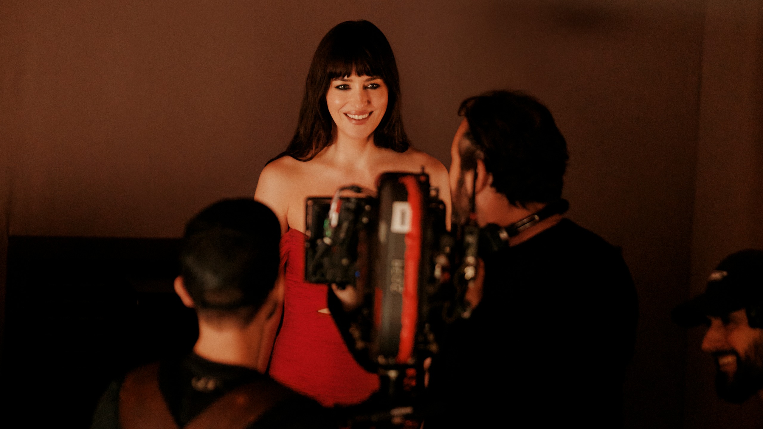 達科塔·約翰遜 (Dakota Johnson) 為華倫天奴 (Valentino) 的 Vendetta 廣告活動拍攝的照片