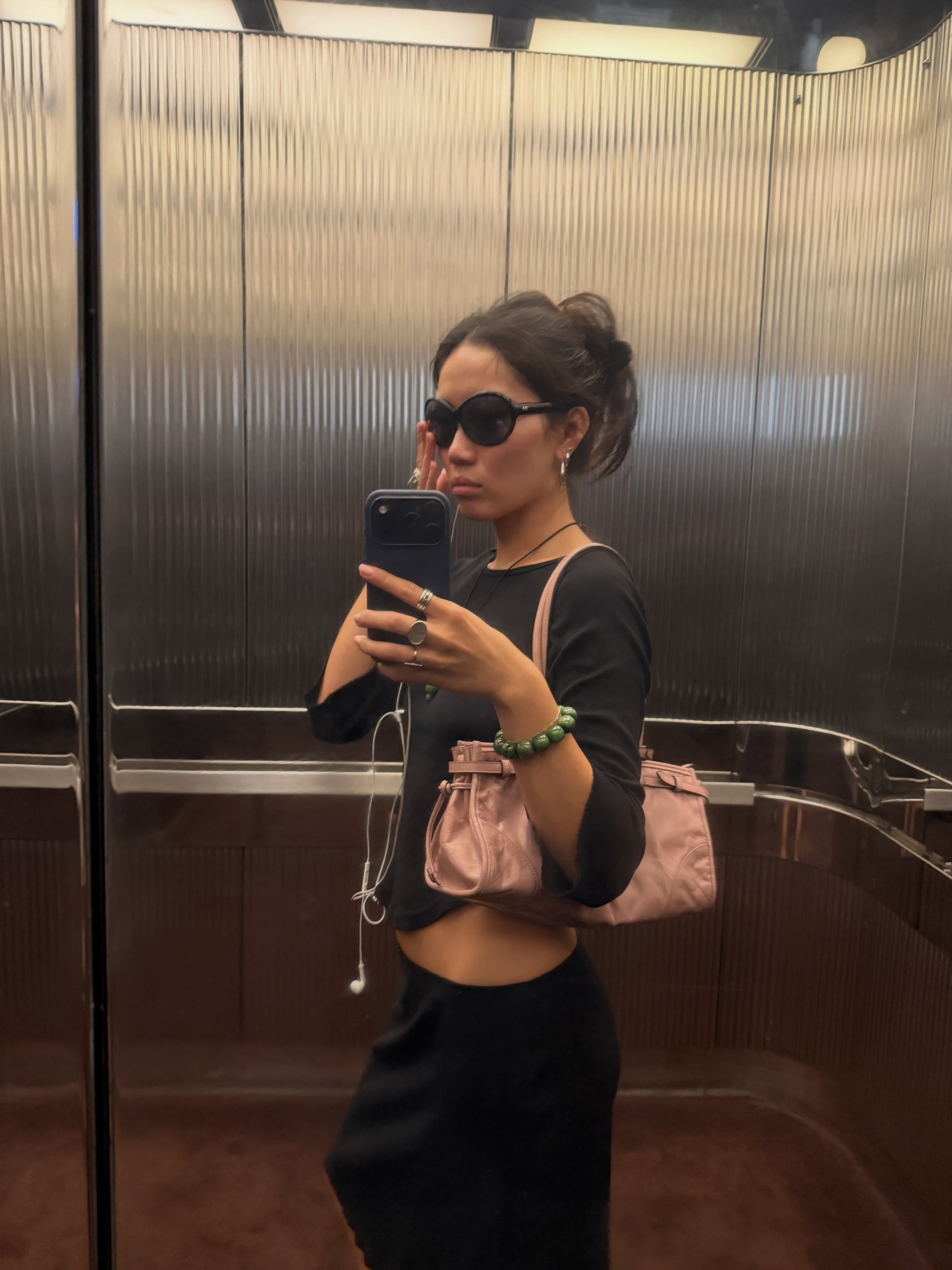 穿著黑色船領上衣的女人