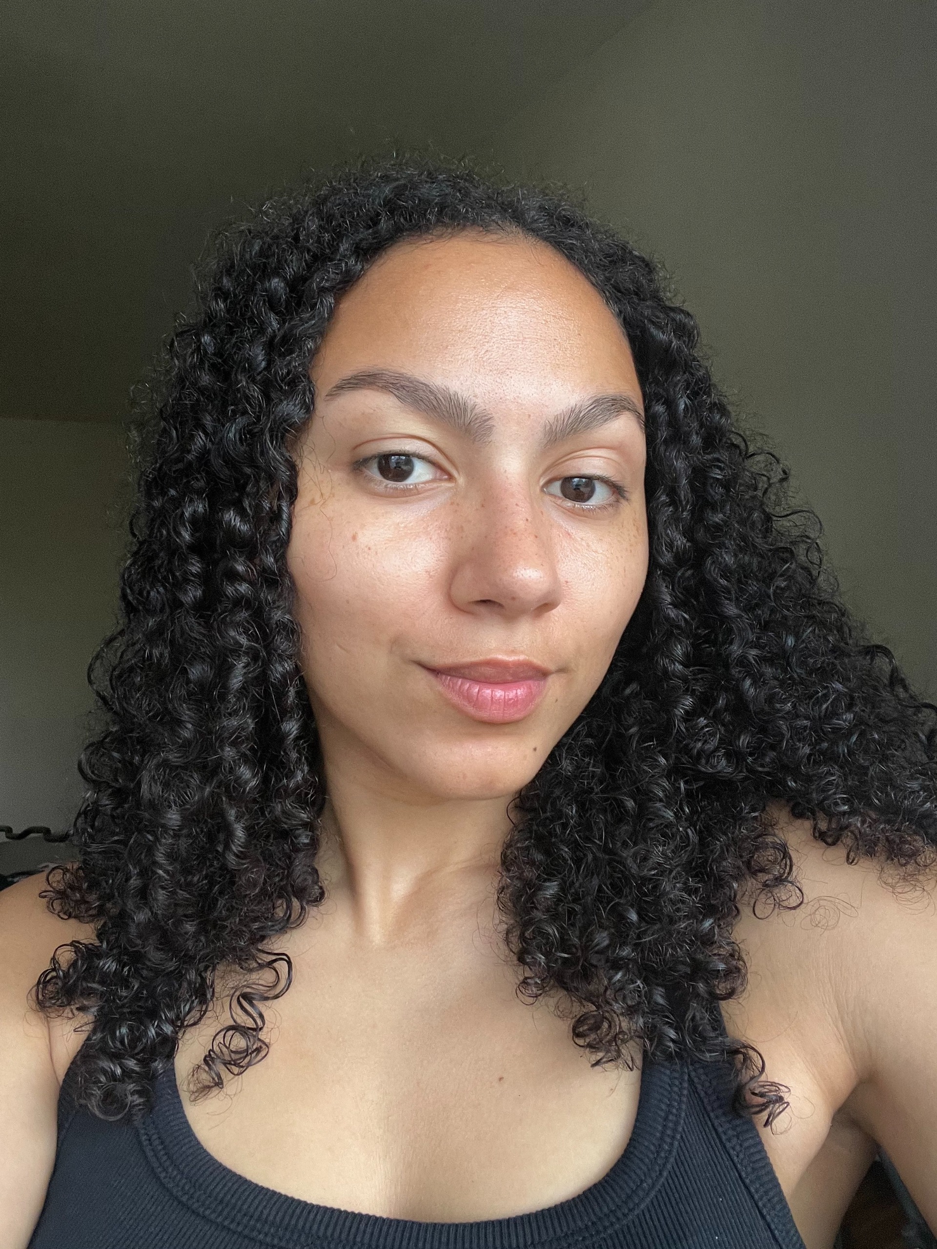 助理美容編輯 Sabrina Talbert 正在測試 As I Am Curl Color 的大膽金色。