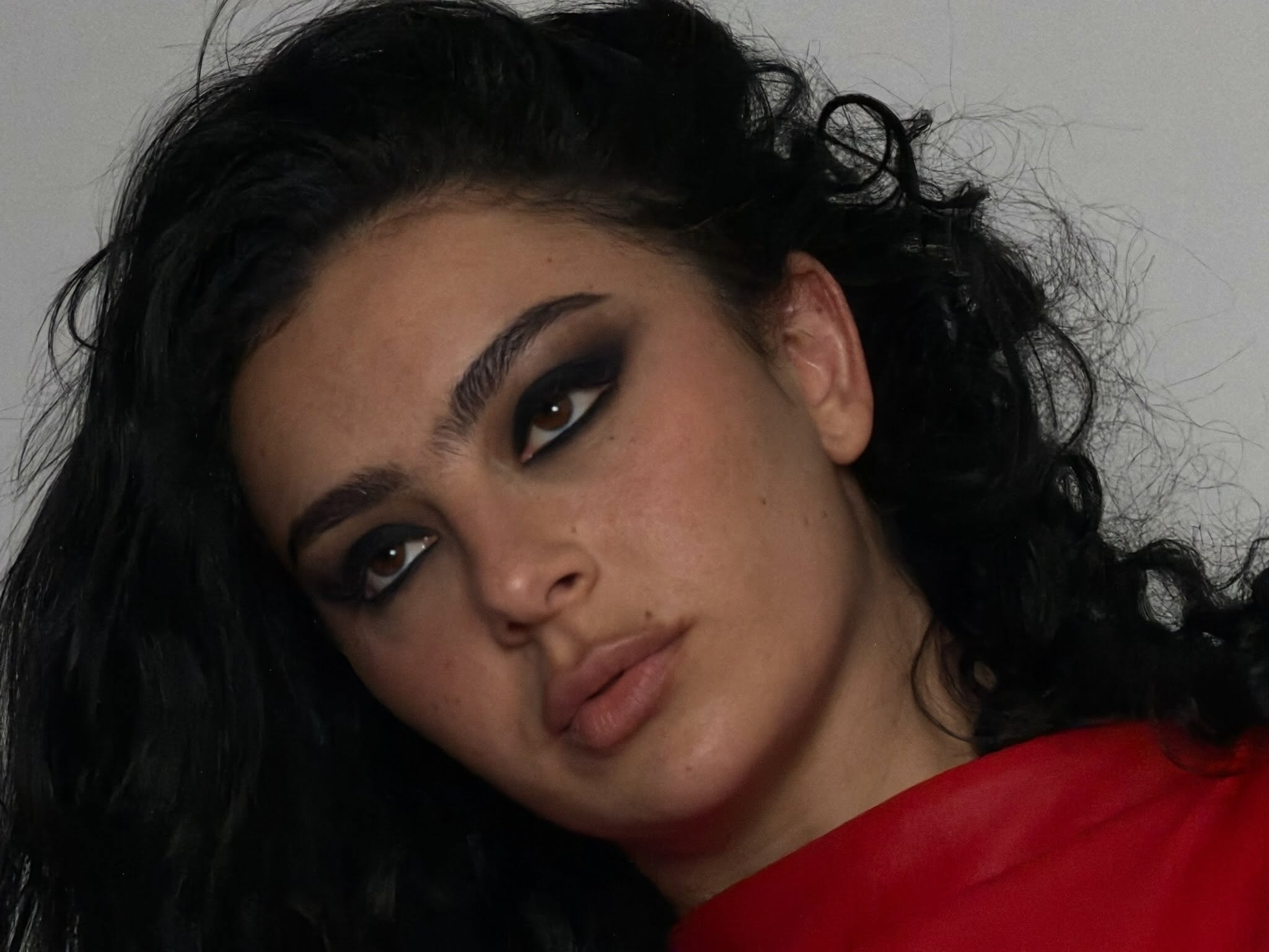 Charli XCX 有著深煙燻眼眸
