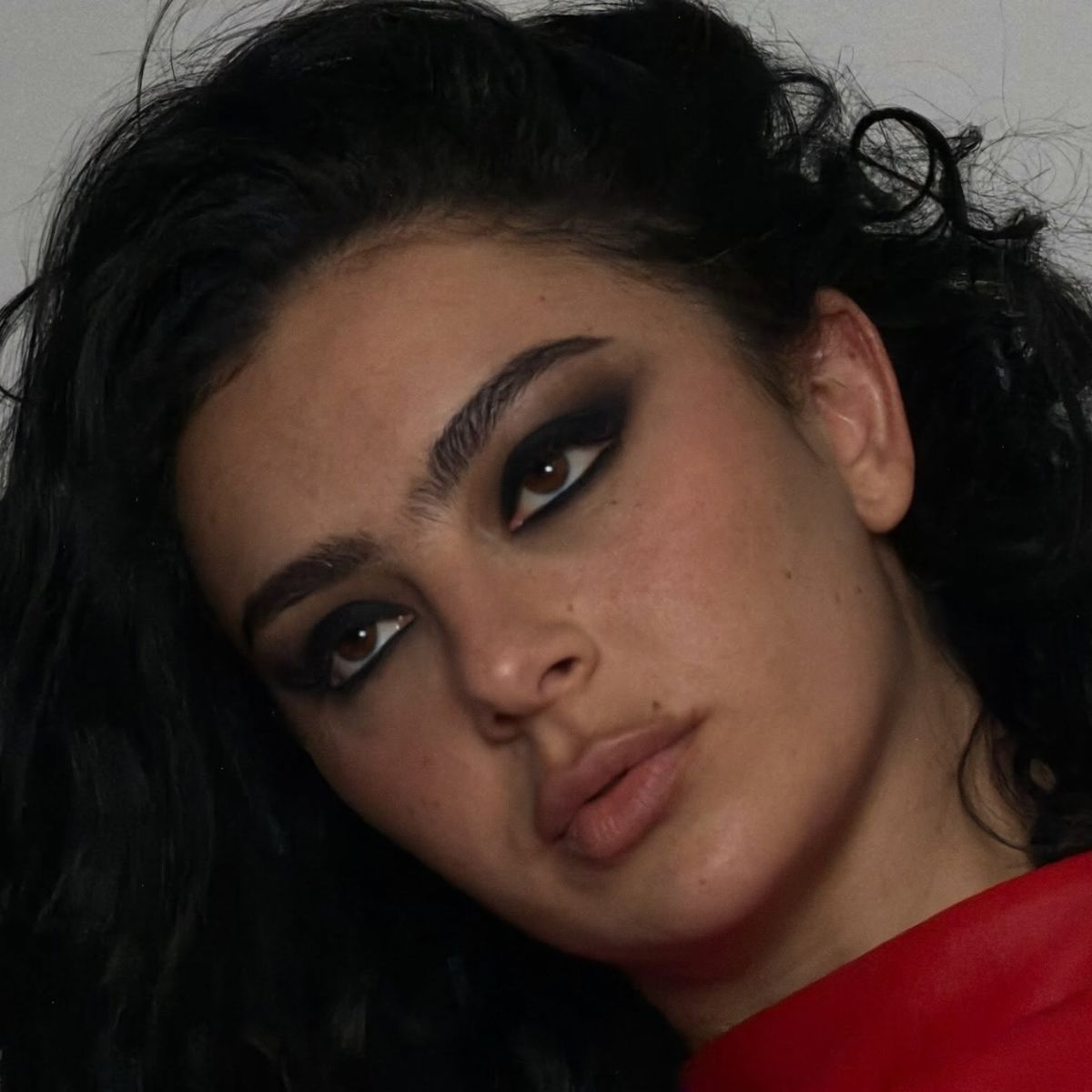 Charli XCX 的煙燻眼妝照片。