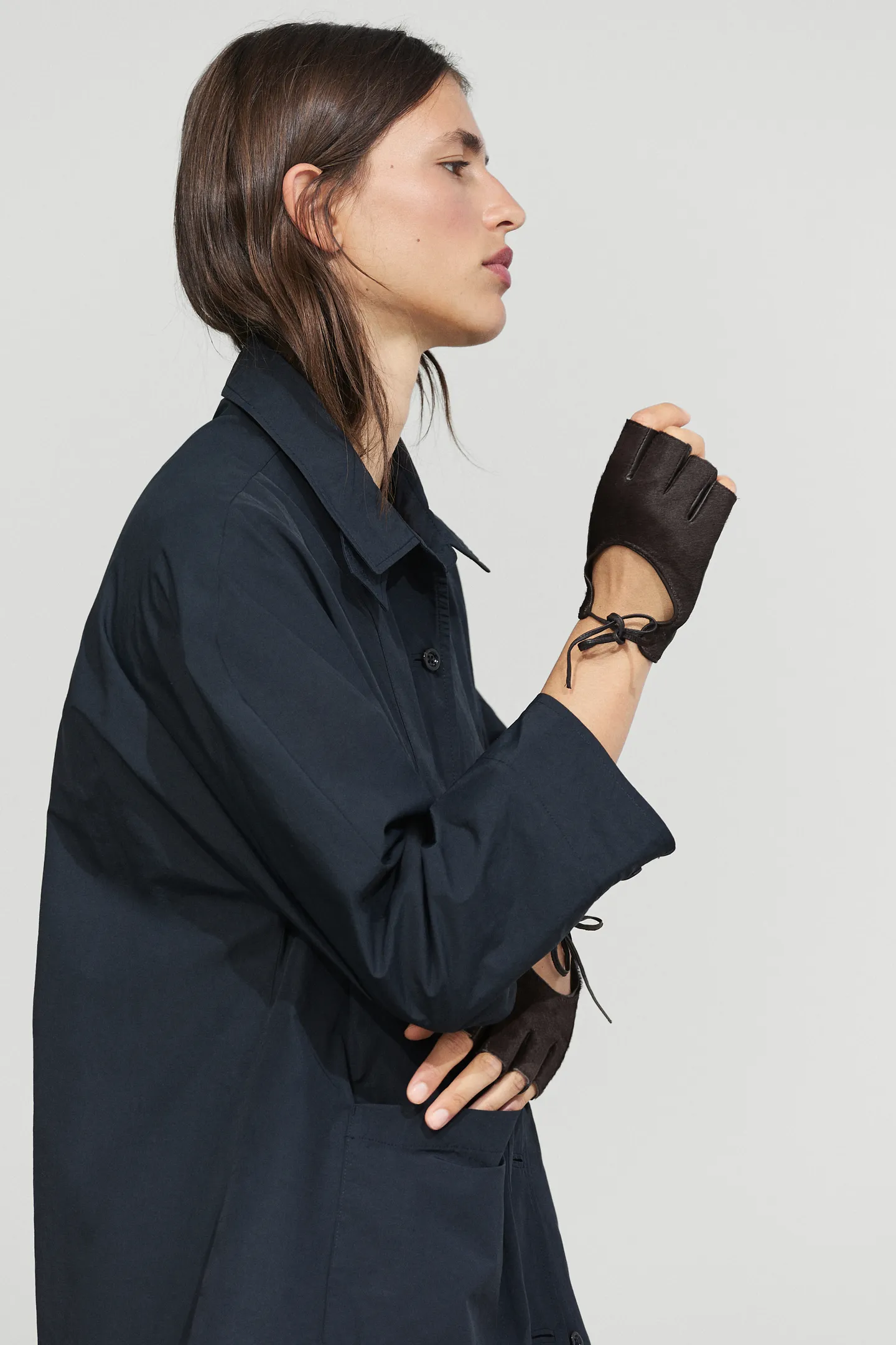 模特兒戴著 Massimo Dutti 露指皮革手套。