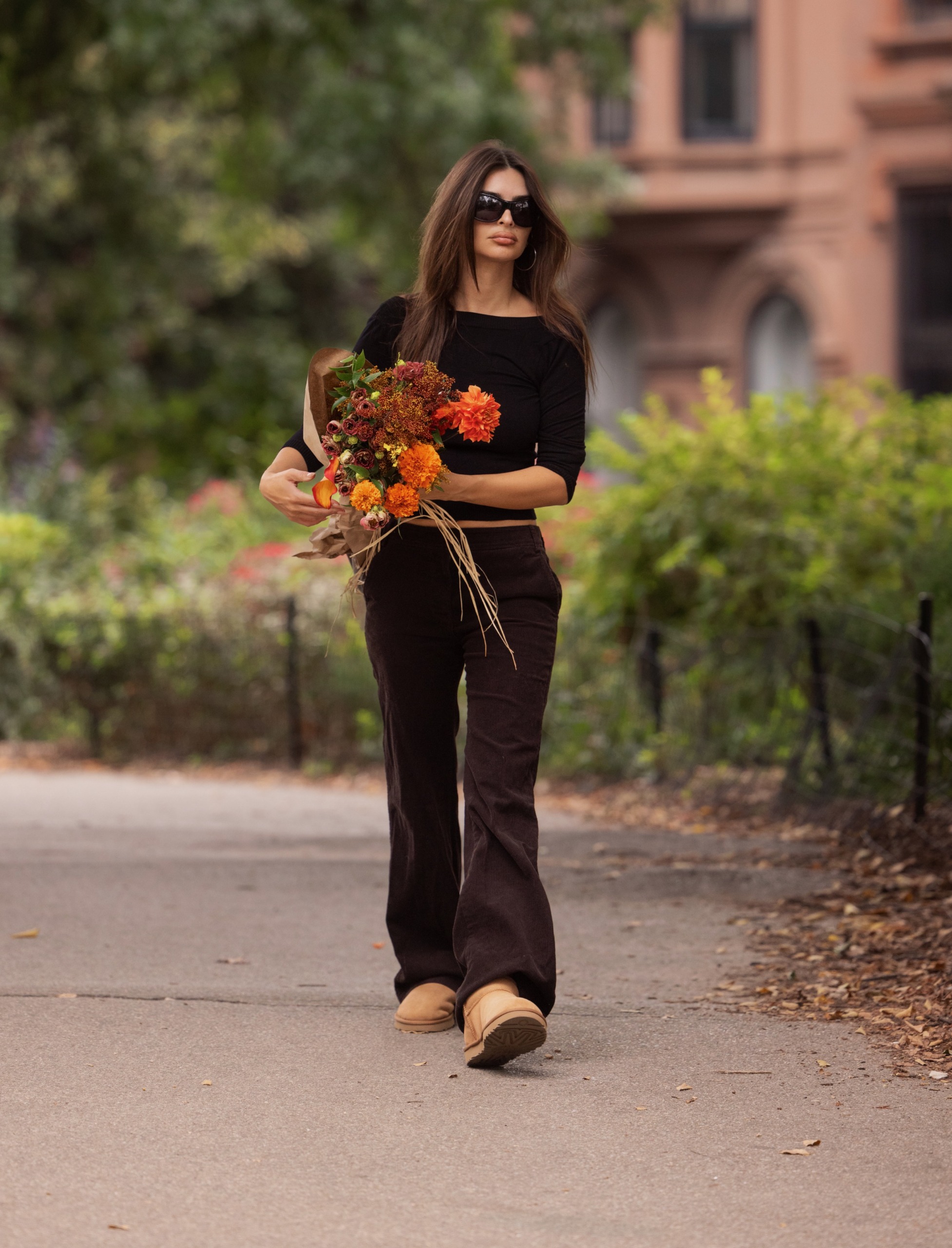 模特兒 Emily Ratajkowski 穿著 Uggs。