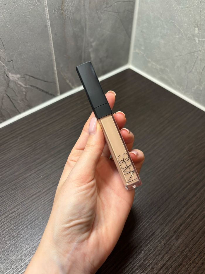 美容副編輯 Grace Lindsay 拿著 Nars 遮瑕膏