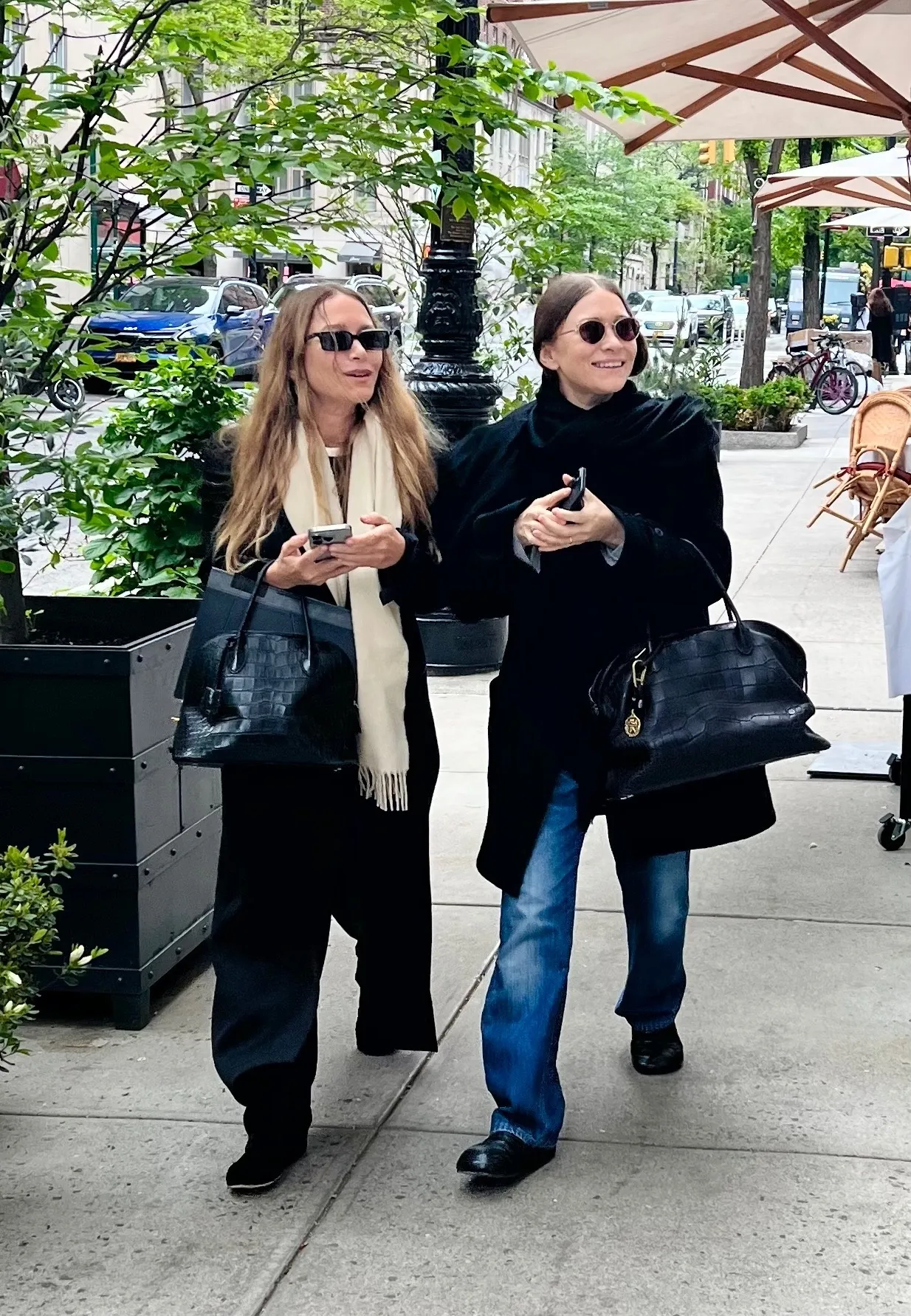 瑪麗凱特 (Mary-Kate) 和阿什利奧爾森 (Ashley Olsen) 穿著 The Row Agnes 包。