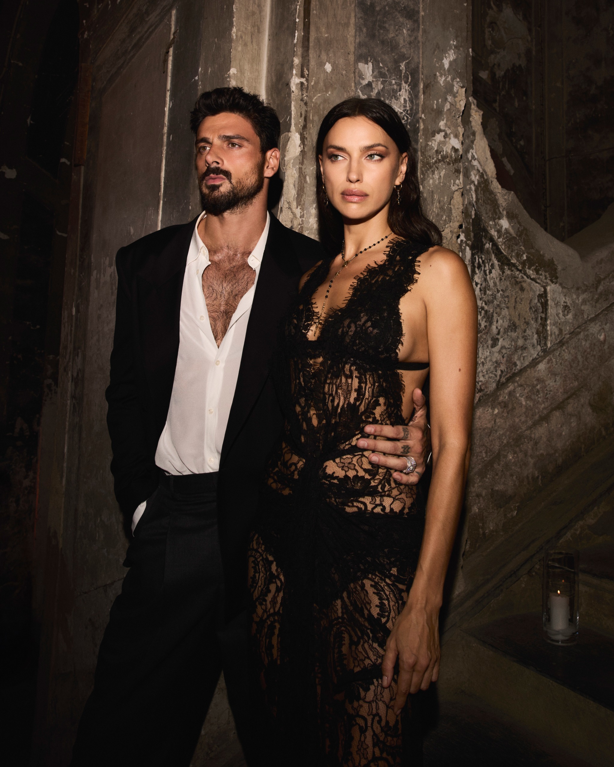 超模伊琳娜謝克 (Irina Shayk) 與義大利演員米歇爾莫羅 (Michele Morrone) 於義大利那不勒斯為杜嘉班納 (Dolce &amp; Gabbana Your Devotion Eau de Parfum Intense 廣告活動。
