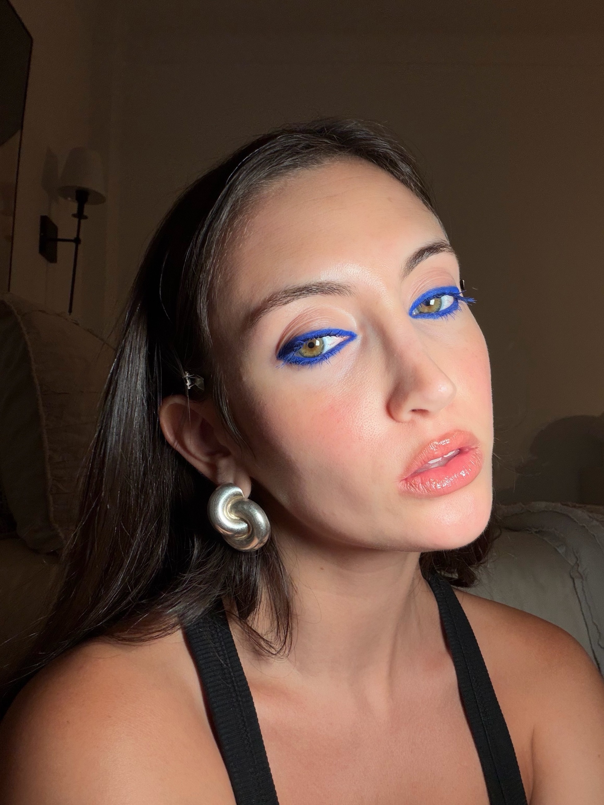 WWW 美容副編輯 Alyssa Brascia 化著極繁主義妝容。