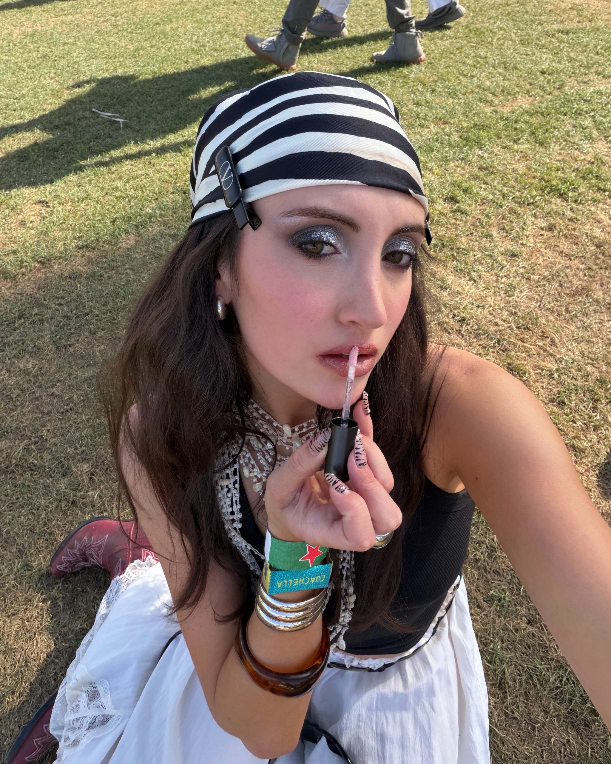 WWW 美容副編輯 Alyssa Brascia 化著極繁主義妝容。