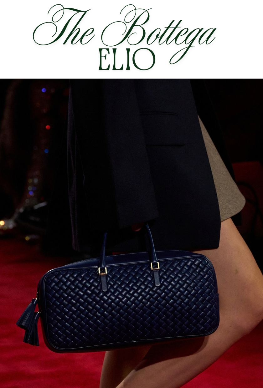 2026 秋冬 it bag：模特兒背著海軍藍 bottega veneta Elio 包