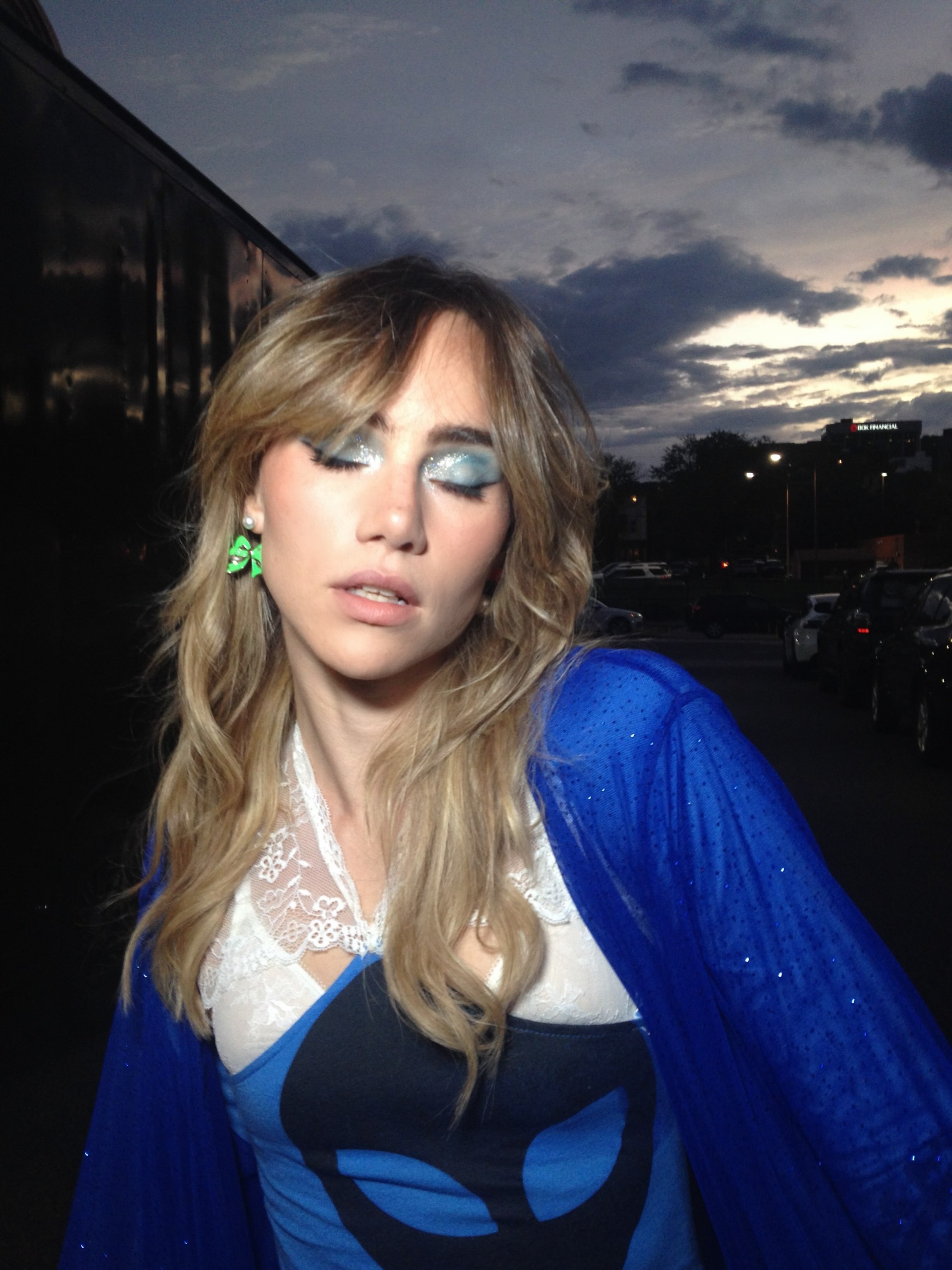 蘇琪沃特豪斯 (Suki Waterhouse) 留著床頭瀏海。