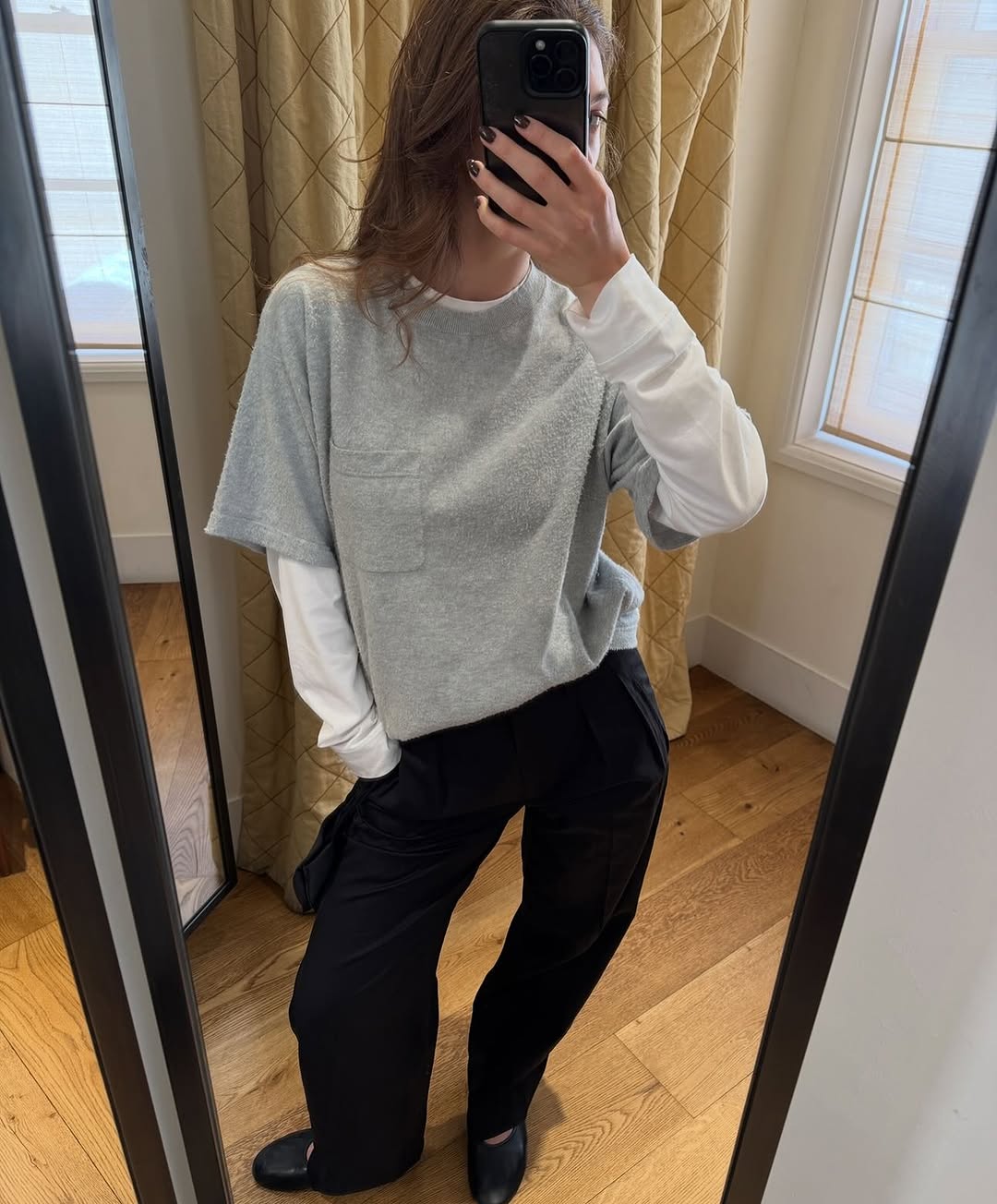 穿著灰色 T 卹套裝的女人。