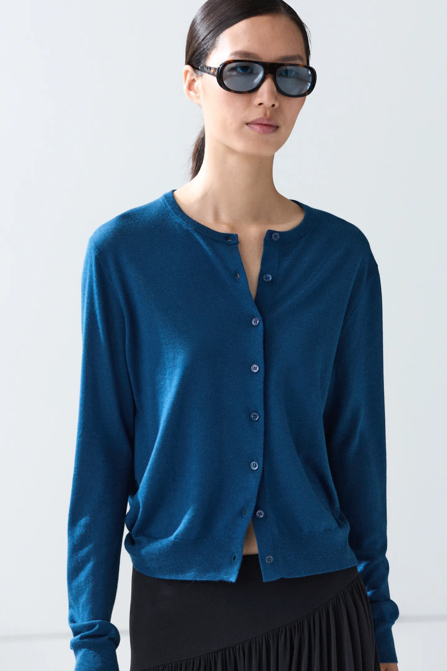 模特兒穿著 Massimo Dutti 鈷藍色開襟衫。
