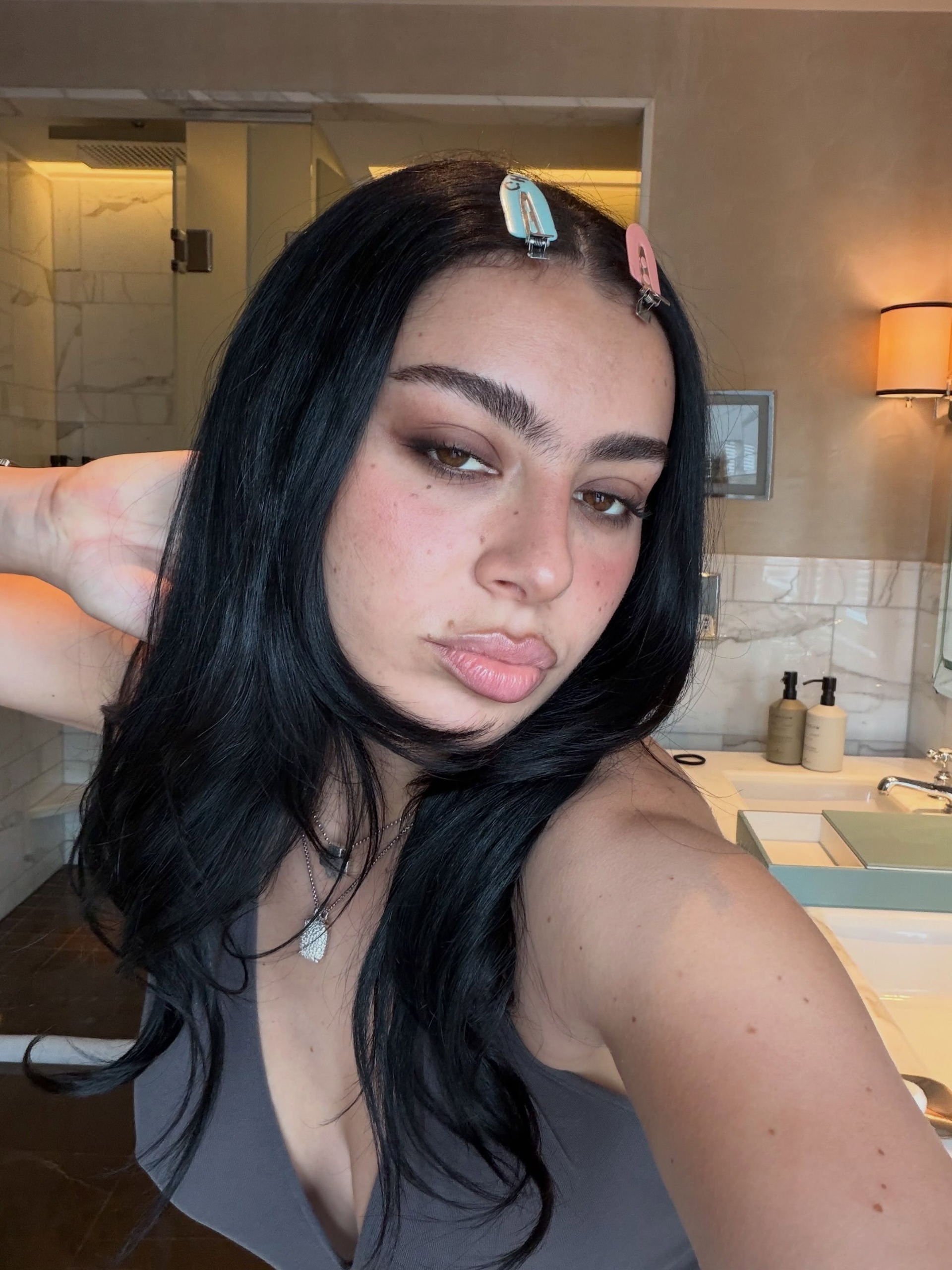 Charli XCX 棕色眼影。