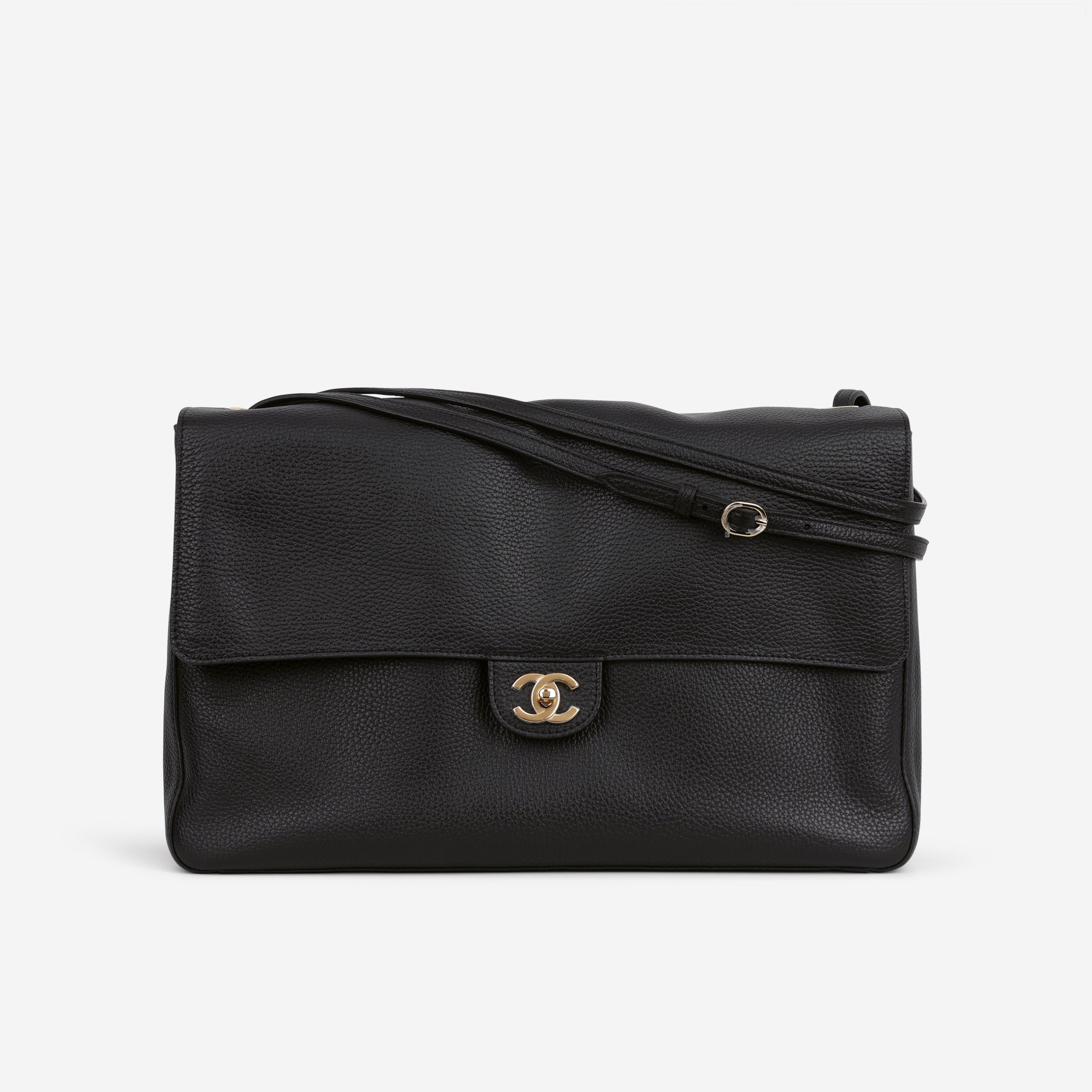 Chanel Maxi Flap 38 包 - 黑色粒面小牛皮 | Chanel金色五金件