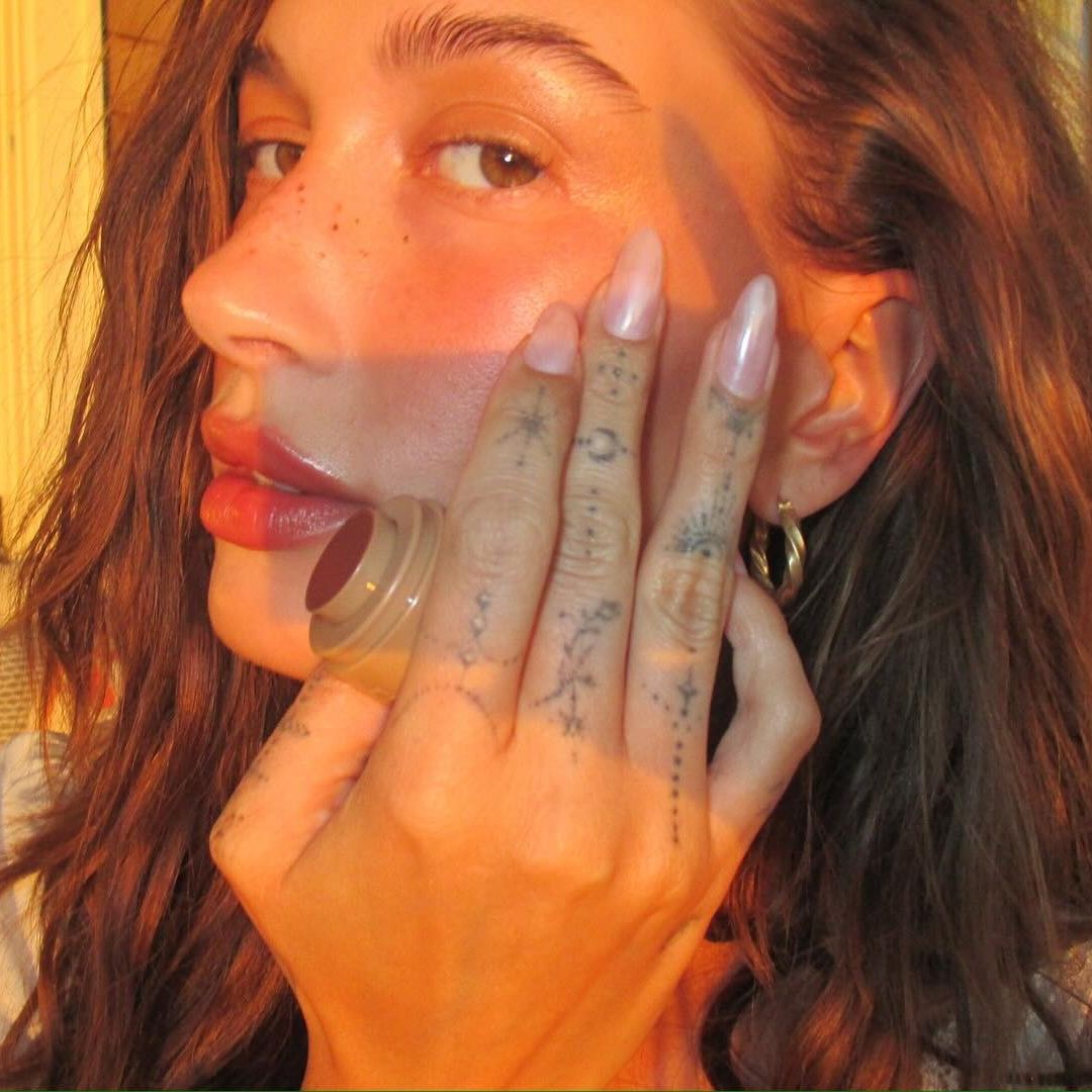 海莉·比伯 (Hailey Bieber) 的指甲油照片。