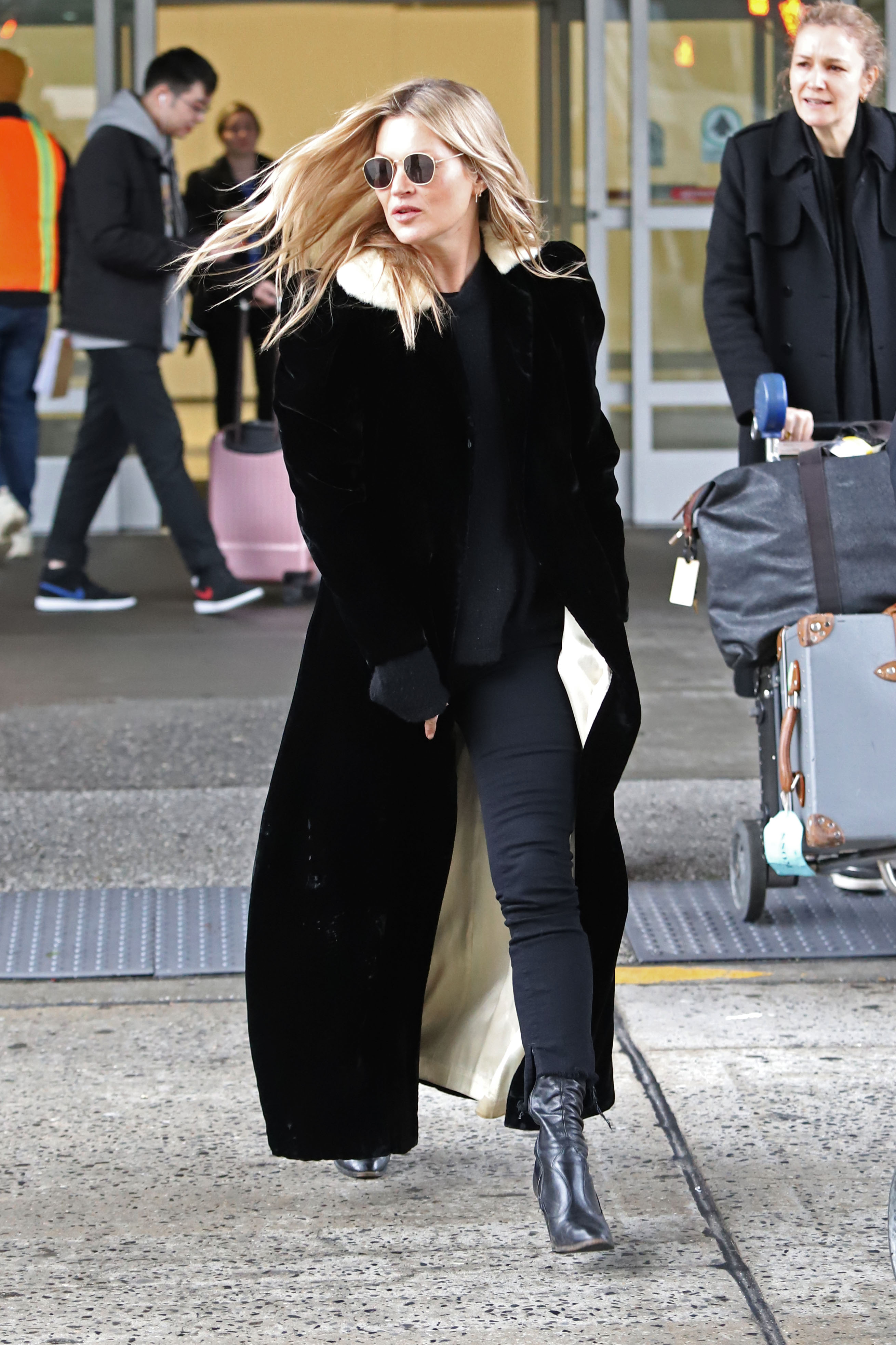 紐約，紐約 - 2 月 07 日：凱特摩絲 (Kate Moss) 於 2019 年 2 月 7 日抵達紐約甘迺迪機場。