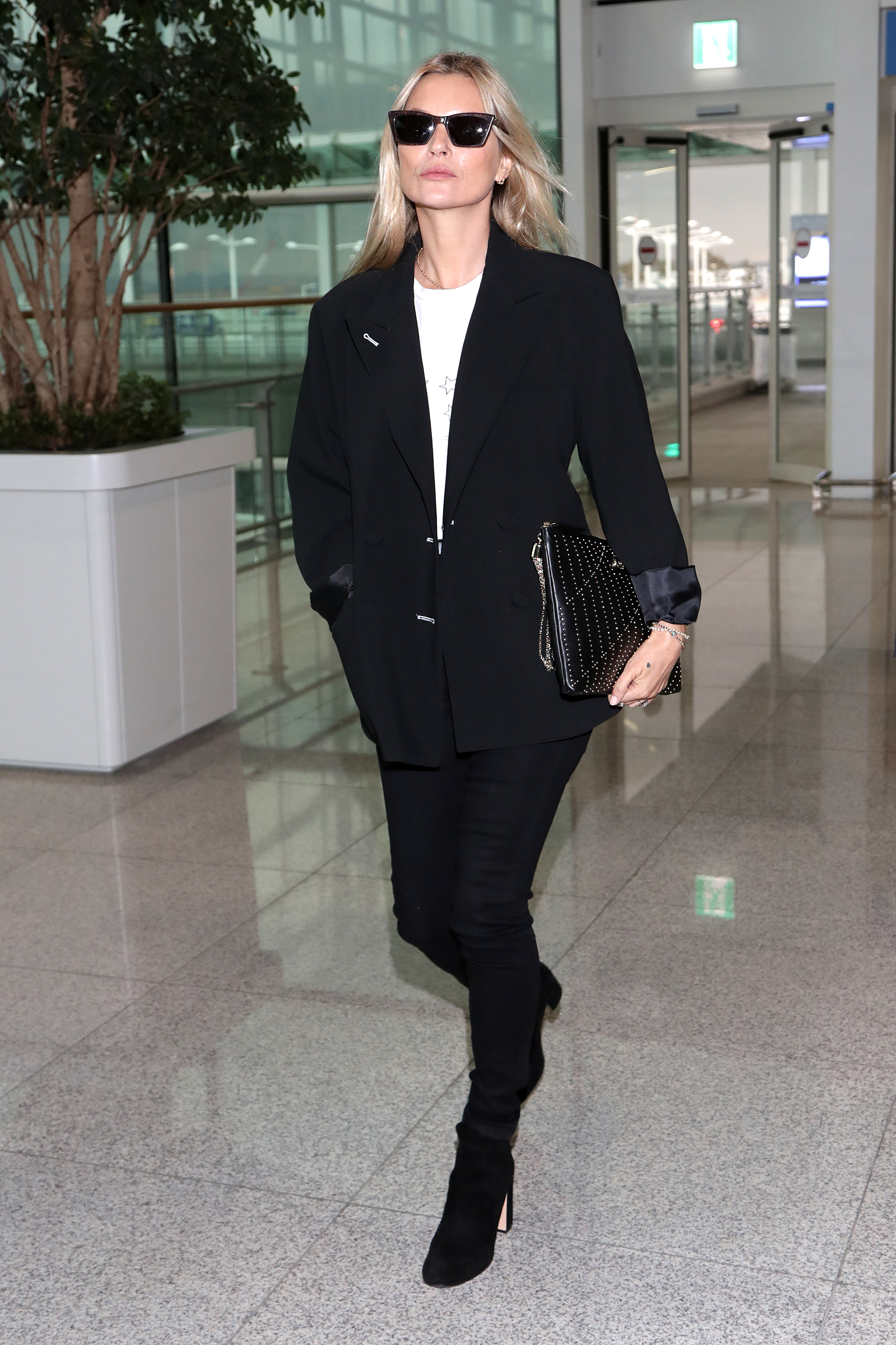 2019 年 3 月 23 日，模特兒凱特摩絲 (Kate Moss) 在韓國仁川國際機場出發。 （攝影：Han Myung-Gu/WireImage）