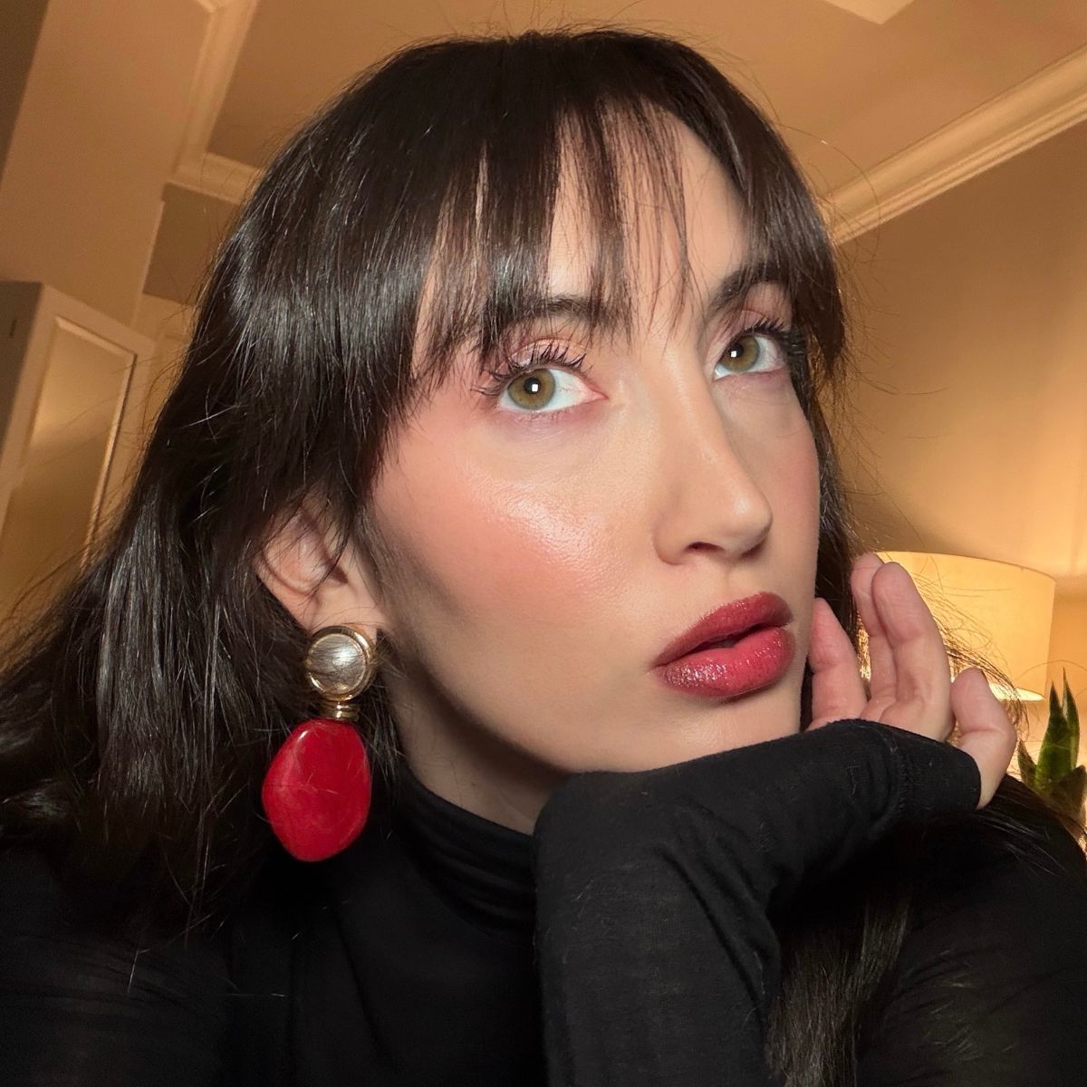 Who What Wear 副美容編輯 Alyssa Brascia 穿著 It Cosmetics Do It All Sheer Tint Face Balm 的照片。