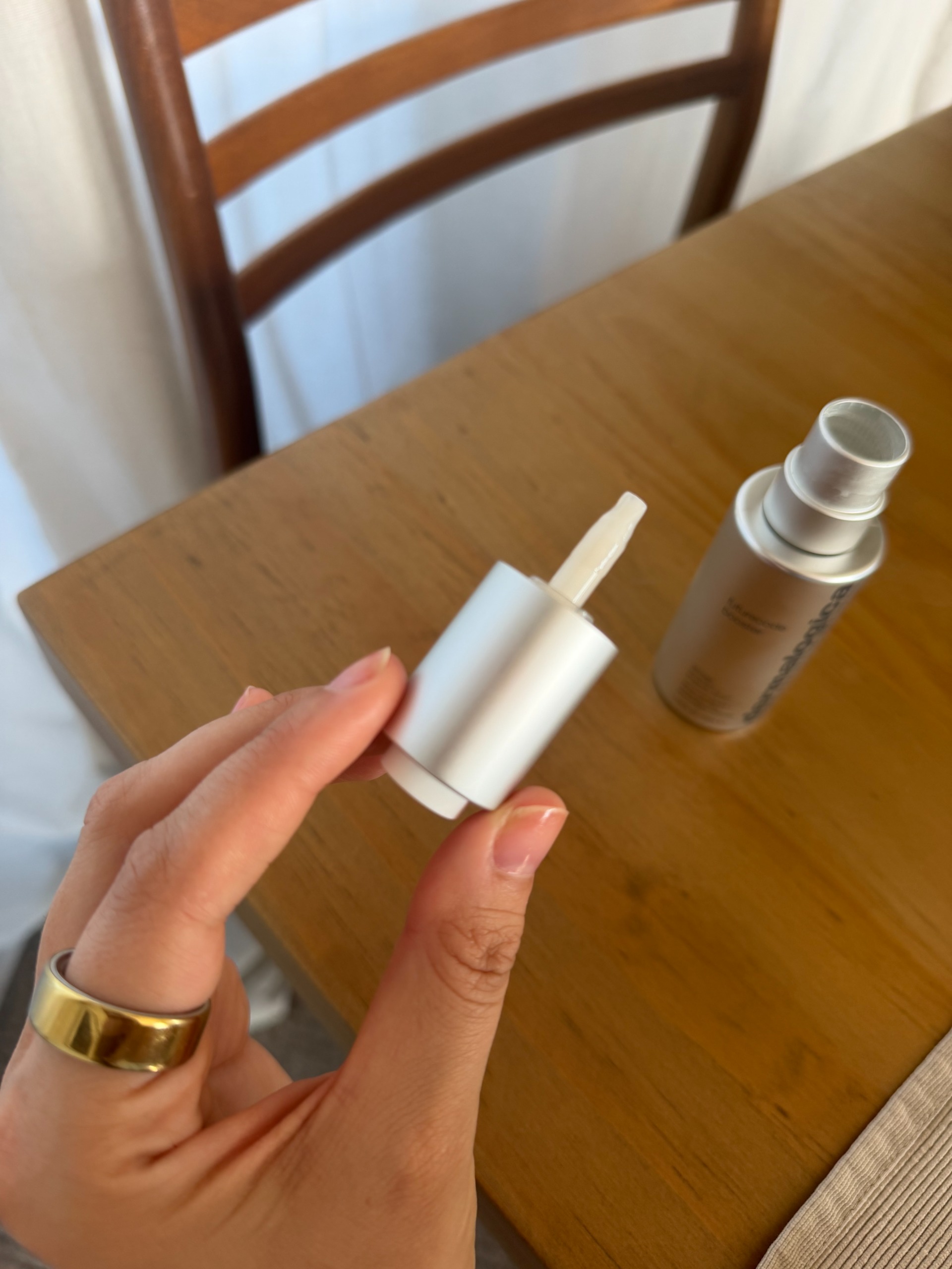 Shannon Lawlor 手裡拿著 Dermalogica Futurecode Booster 移液器