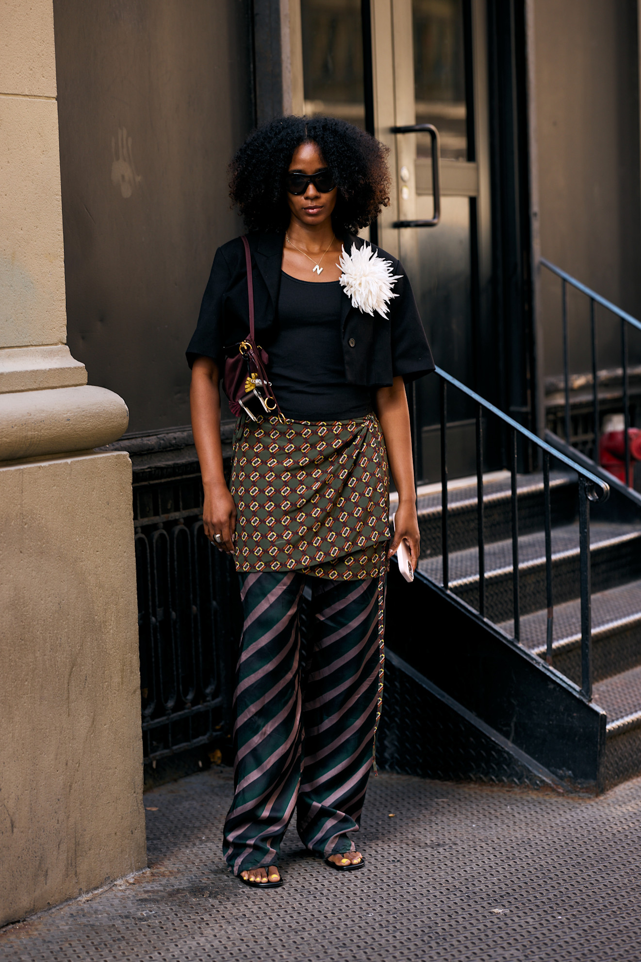 Naomi Elizee 穿著 Dries Van Noten 圖案提花長褲。