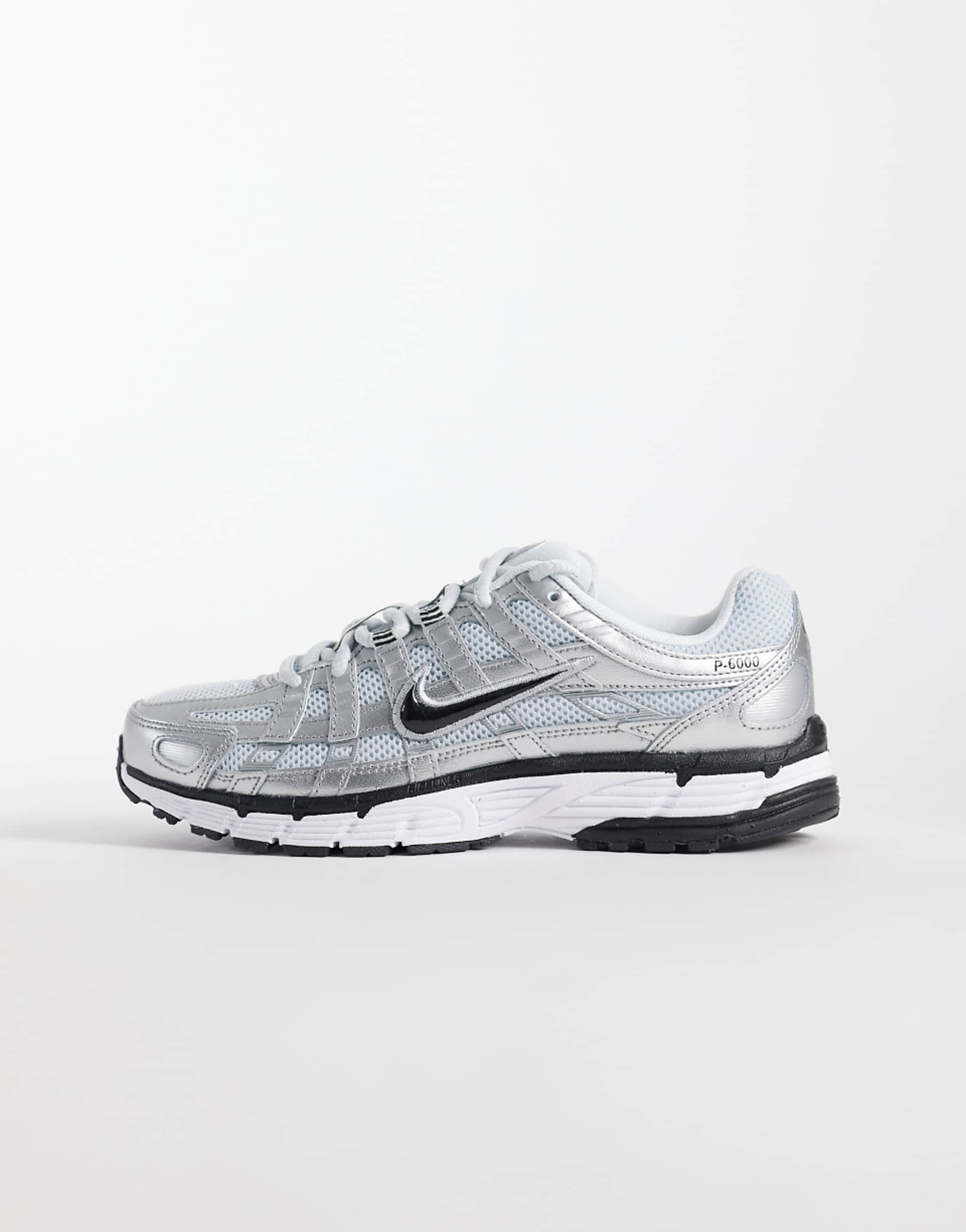 Nike P-6000 銀色與黑色運動鞋