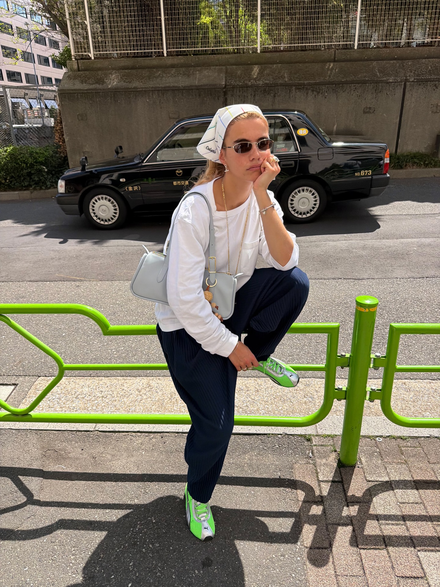 網紅 Tori Van Breugel 穿著頭巾、長袖 T 卹、筒褲和霓虹色運動鞋。