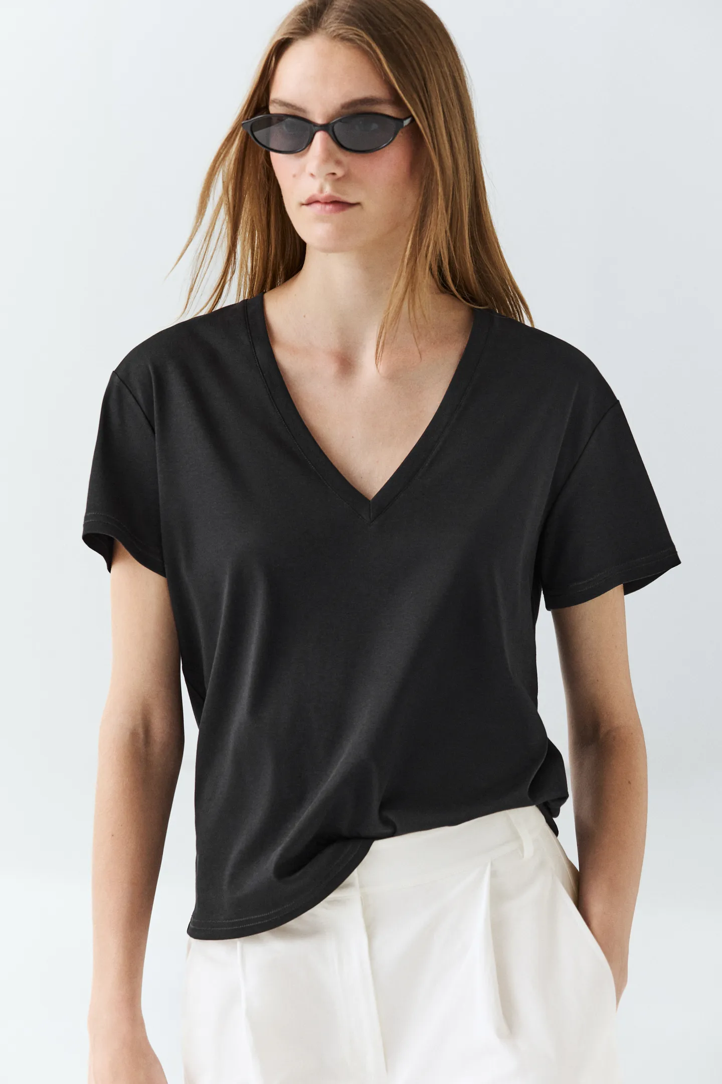 模特兒穿著黑色 Massimo Dutti V 領 T 卹。