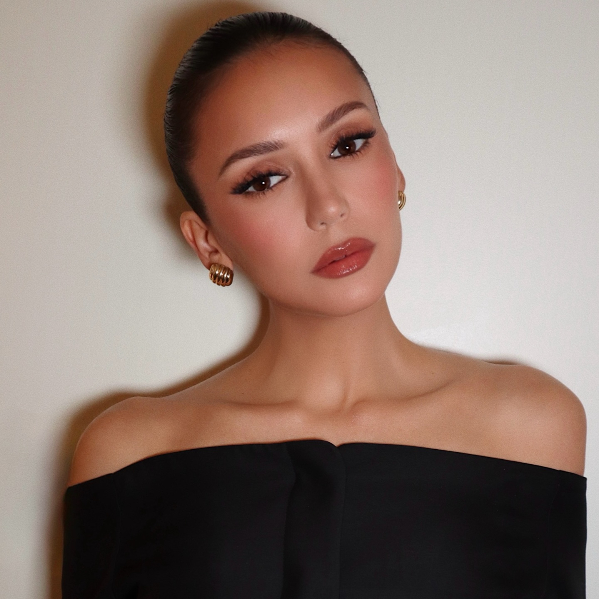 妮娜杜波夫 (Nina Dobrev) 佩戴赤土腮紅