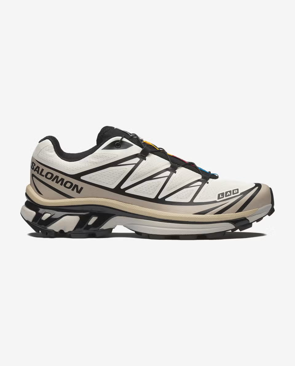 一雙 Salomon XT-6 訓練鞋。