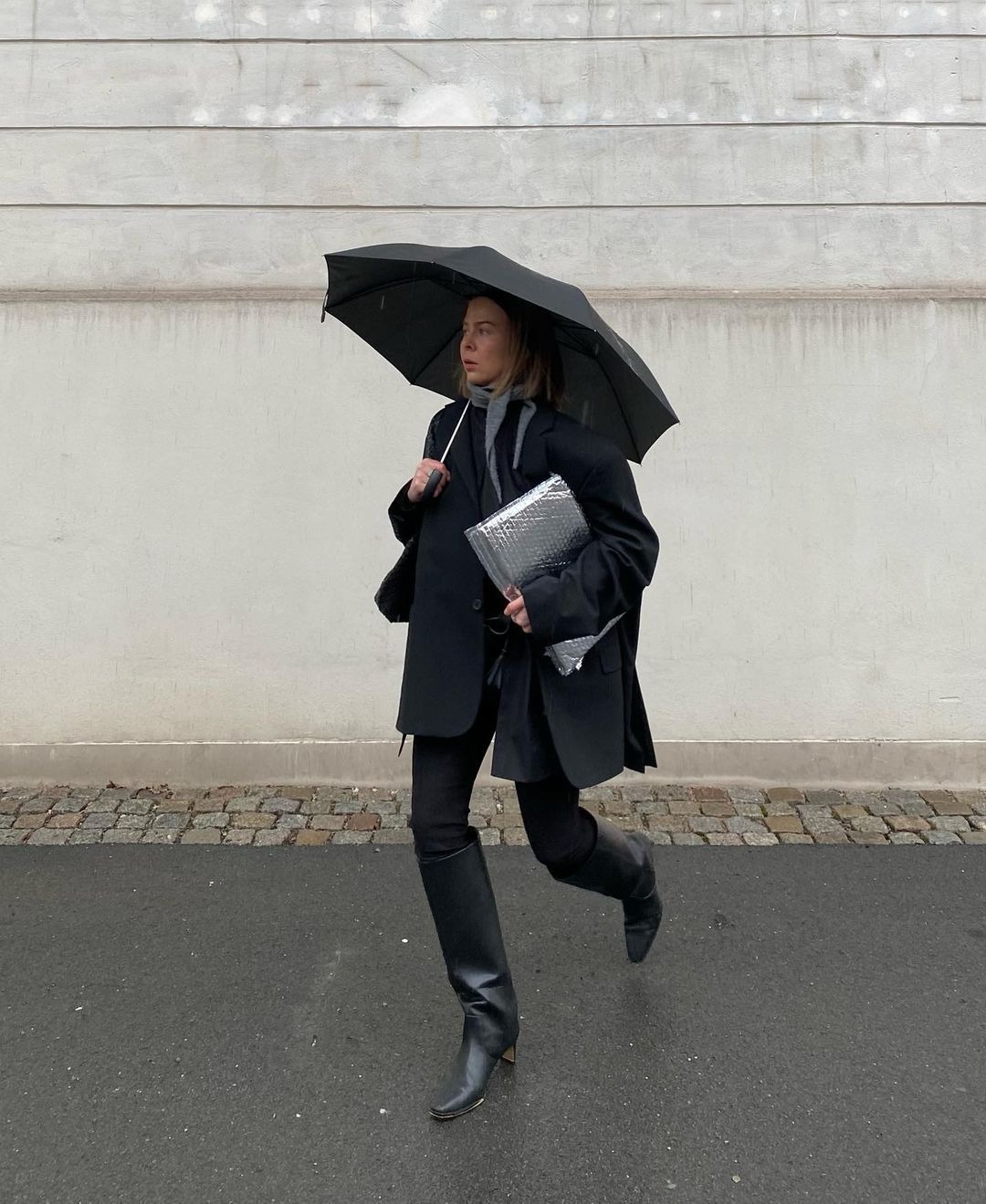 @dinahansen 在雨中撐著傘