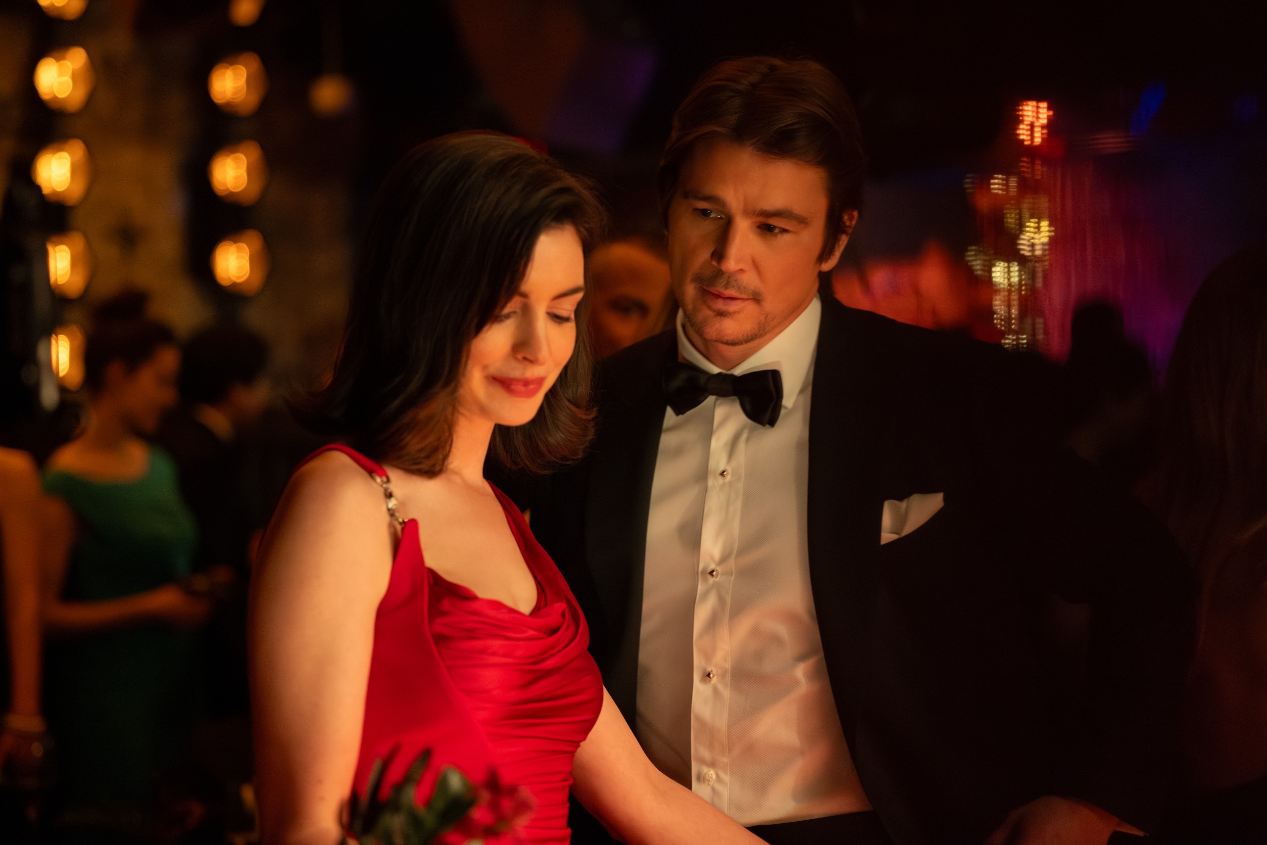 安妮海瑟薇 (Anne Hathaway) 在 2026 年電影《Verity》中穿著紅色 Versace 連身裙的照片。