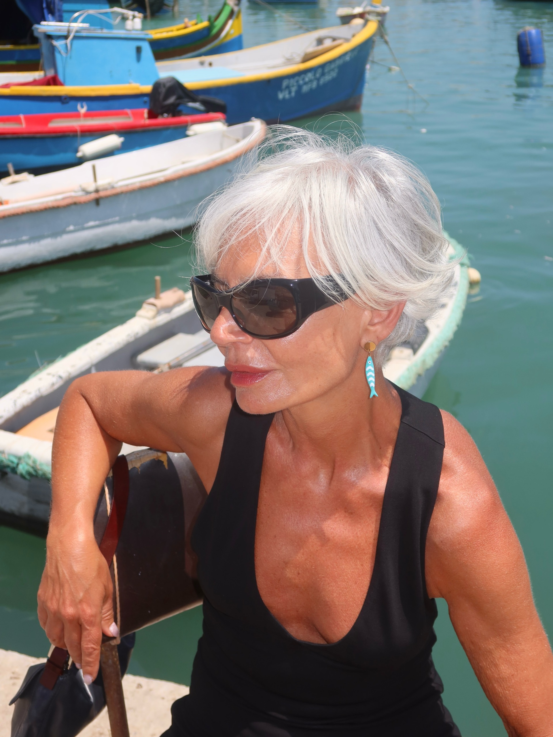 Grece Ghanem 戴著黑色太陽眼鏡和背心。