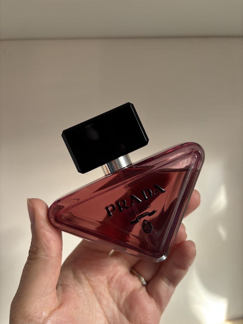 Mica Ricketts 拿著一瓶 Prada Paradoxe Sweet Chemistry