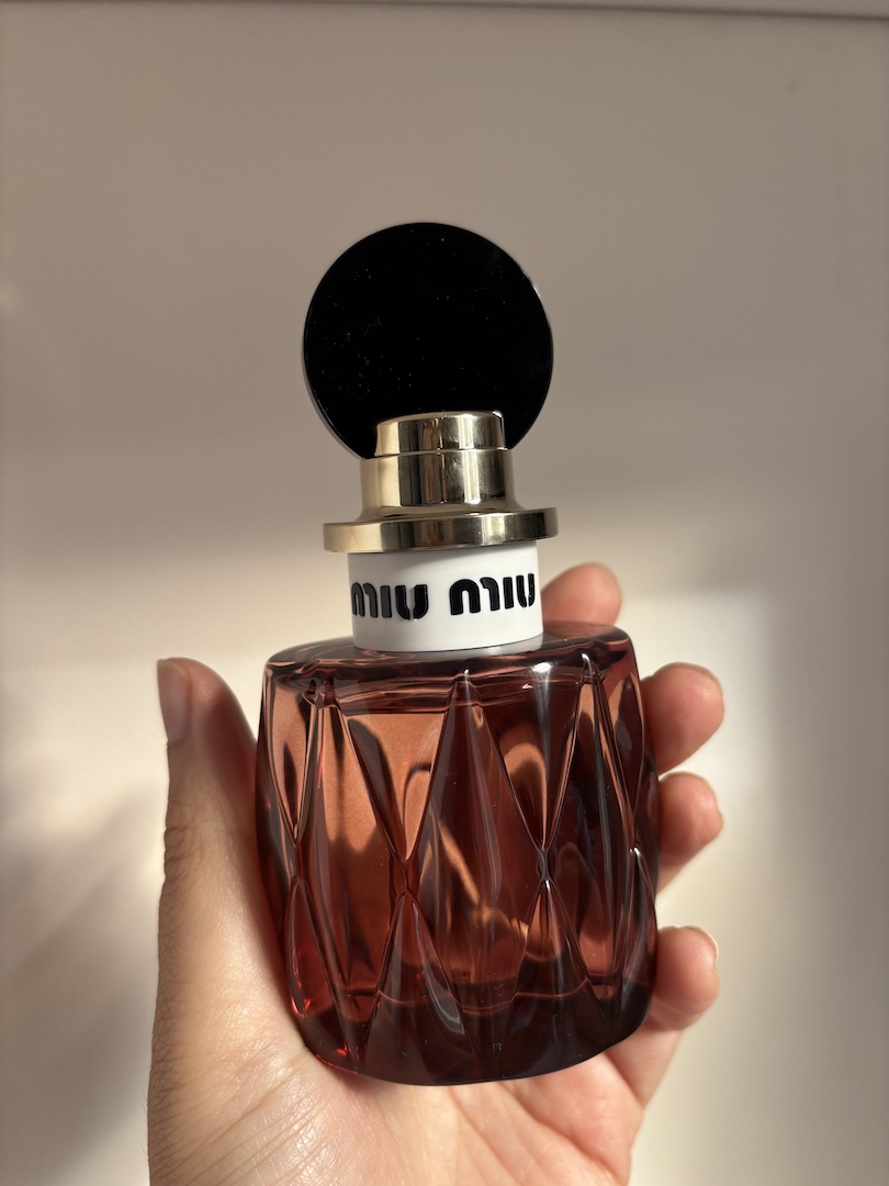 Mica Ricketts 拿著一瓶 Miu Miu Miutine Intense