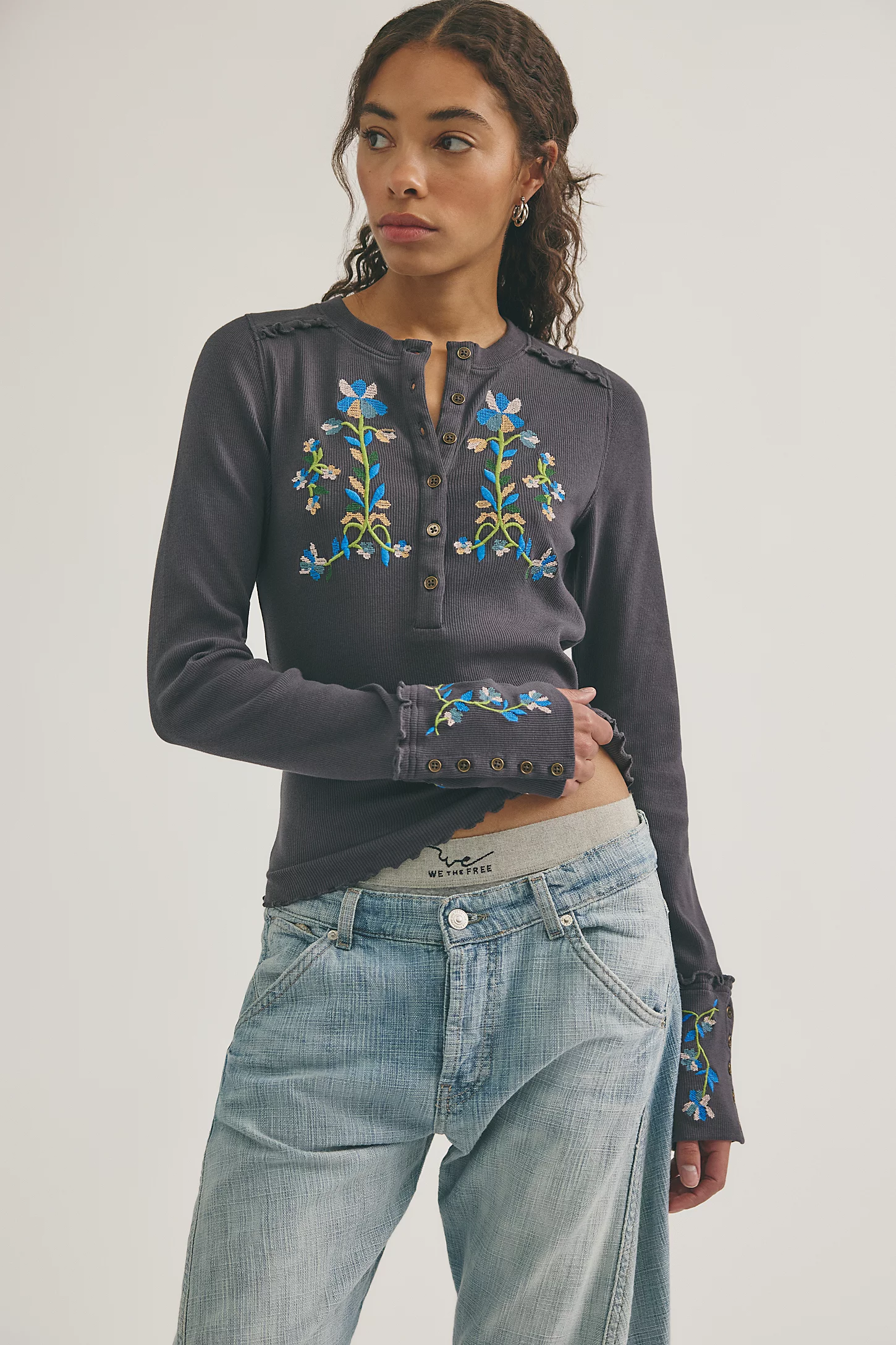 Free People 亨利衫。