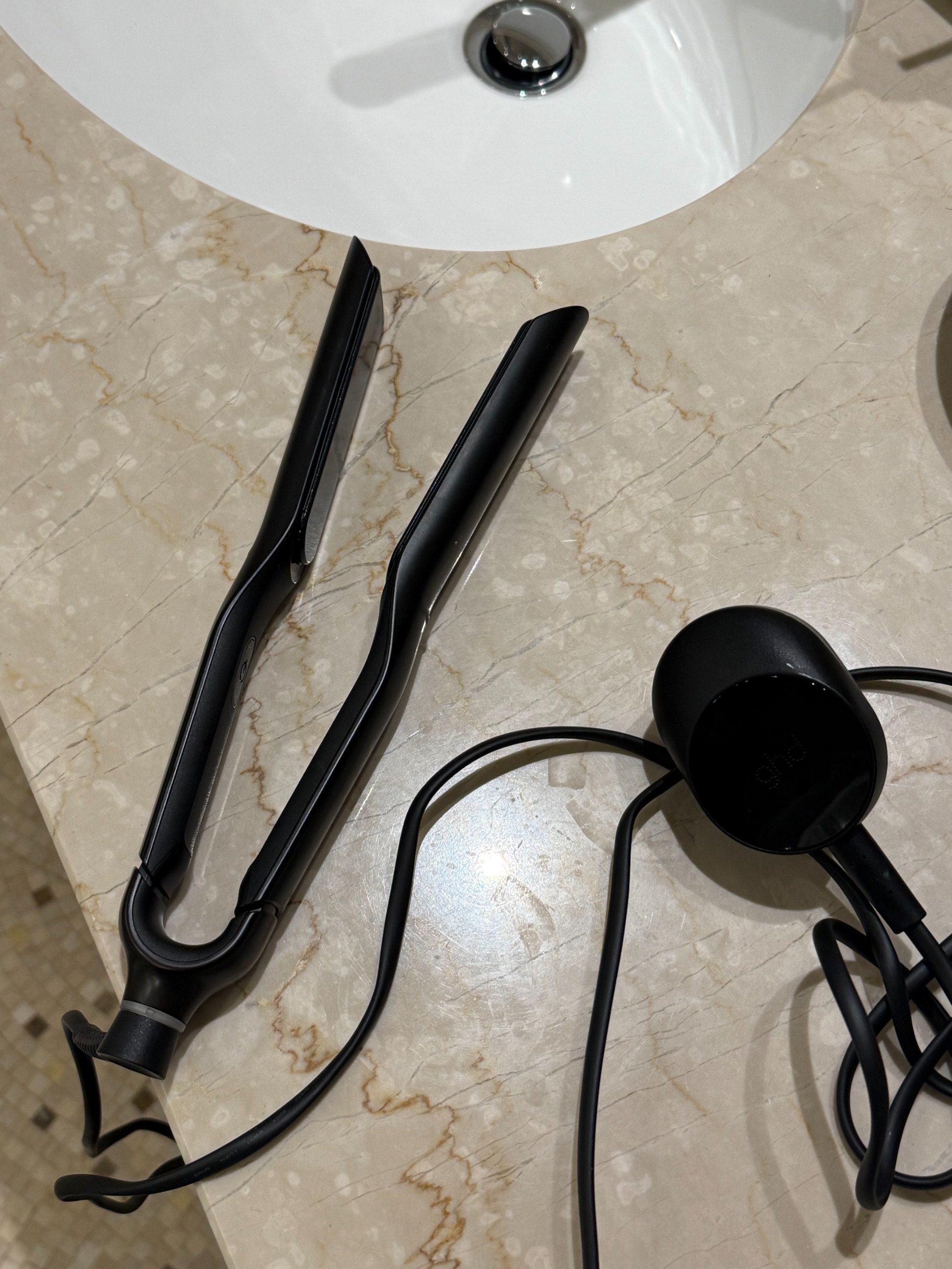 浴室水槽上的 GHD Sculpt 照片