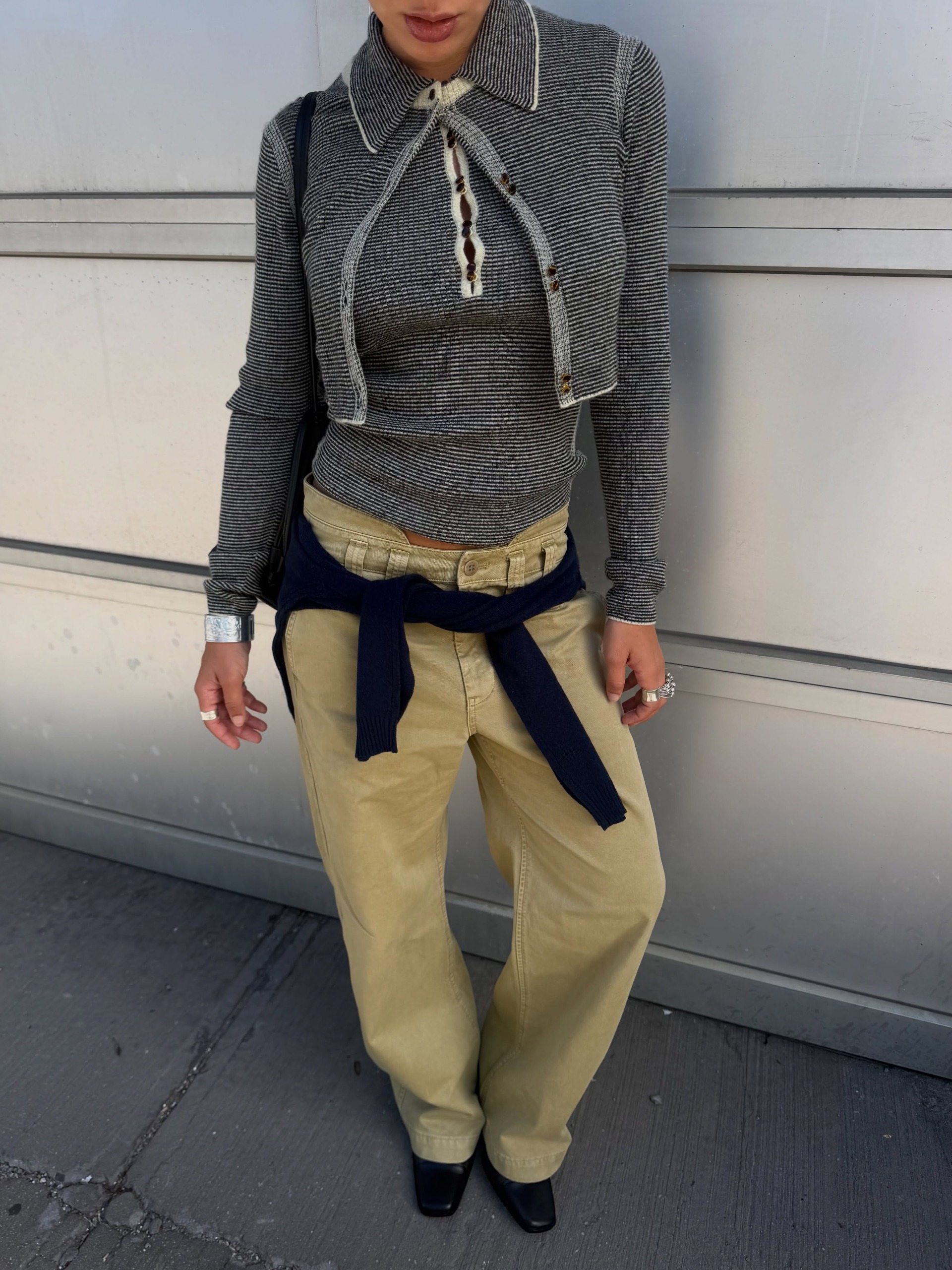 2026 年秋季身穿綠色牛仔服的女性形象
