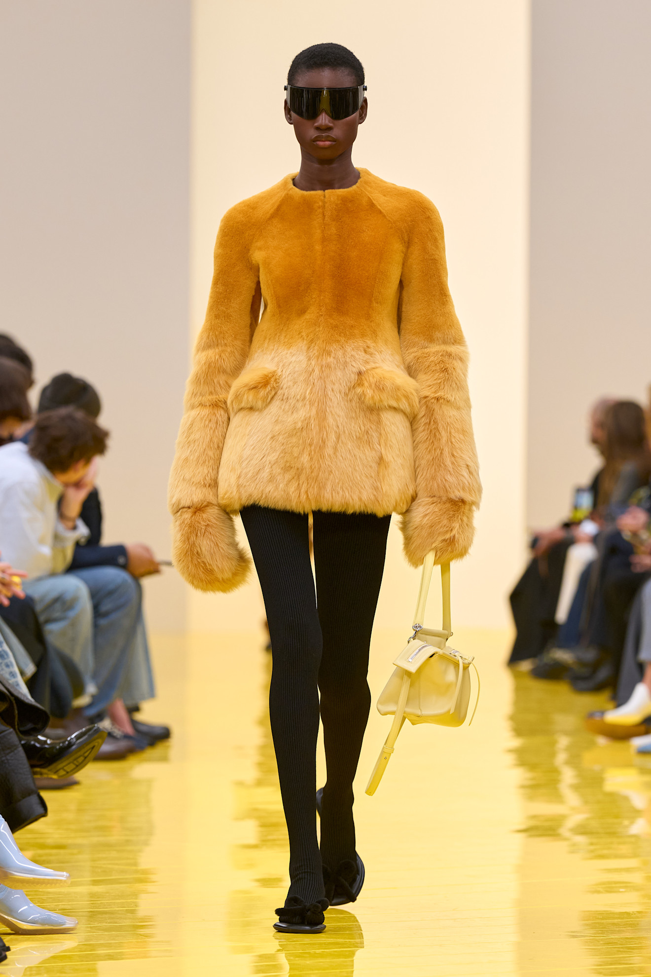 2026 年秋冬秀台上的 Loewe Whisker 包。