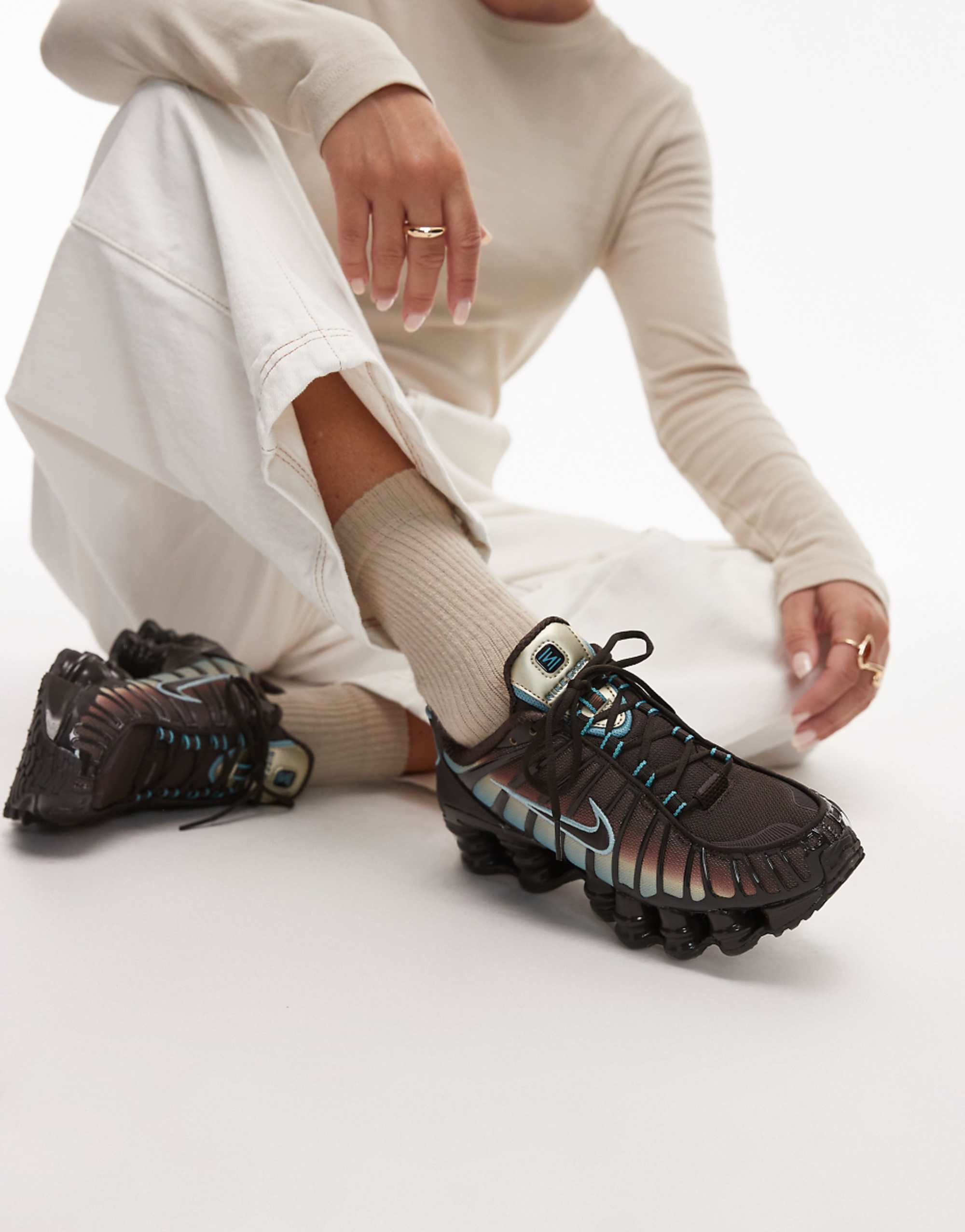 Nike Shox TL 棕色和藍色運動鞋