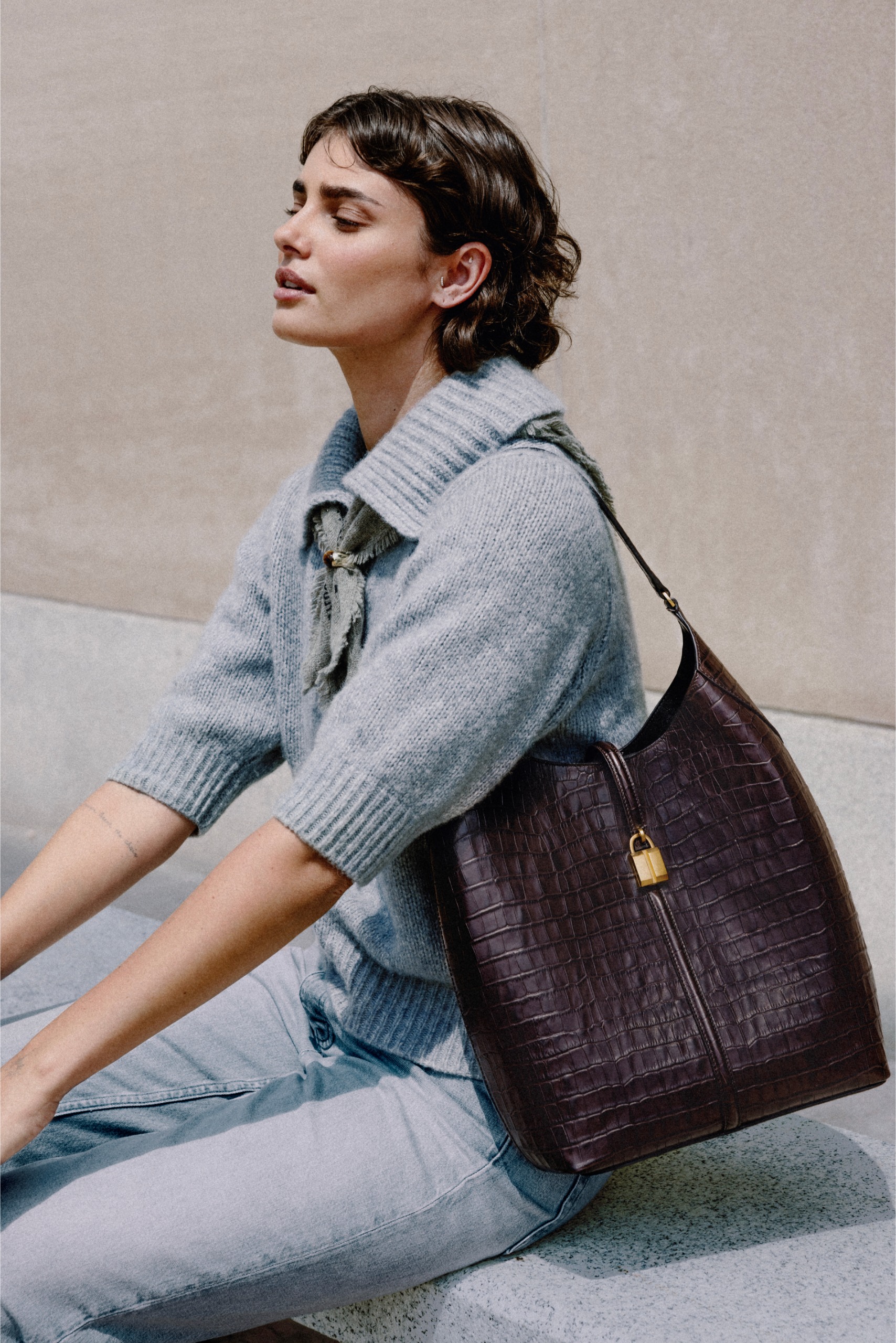 Taylor Hill 攜帶 DeMellier 大號 Siena 水桶包
