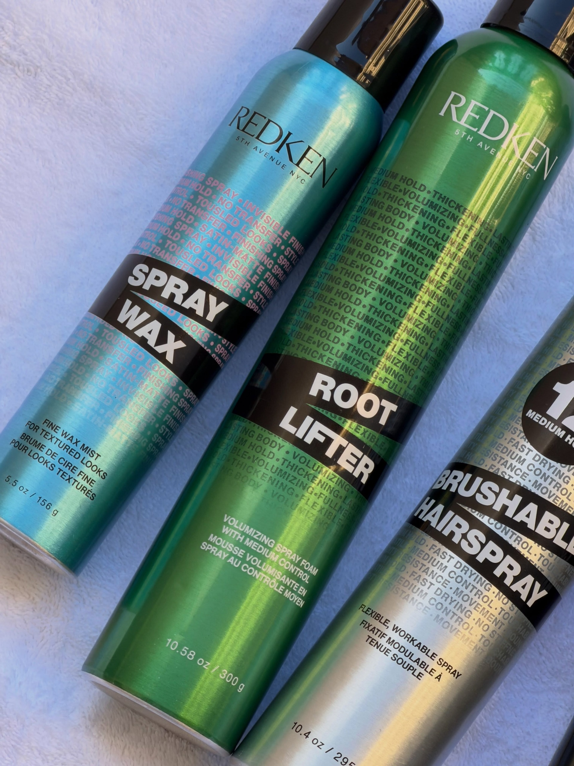 黛西·埃德加·瓊斯 (Daisy Edgar-Jones) 使用的一系列 Redken 產品髮型師布萊斯·斯嘉麗