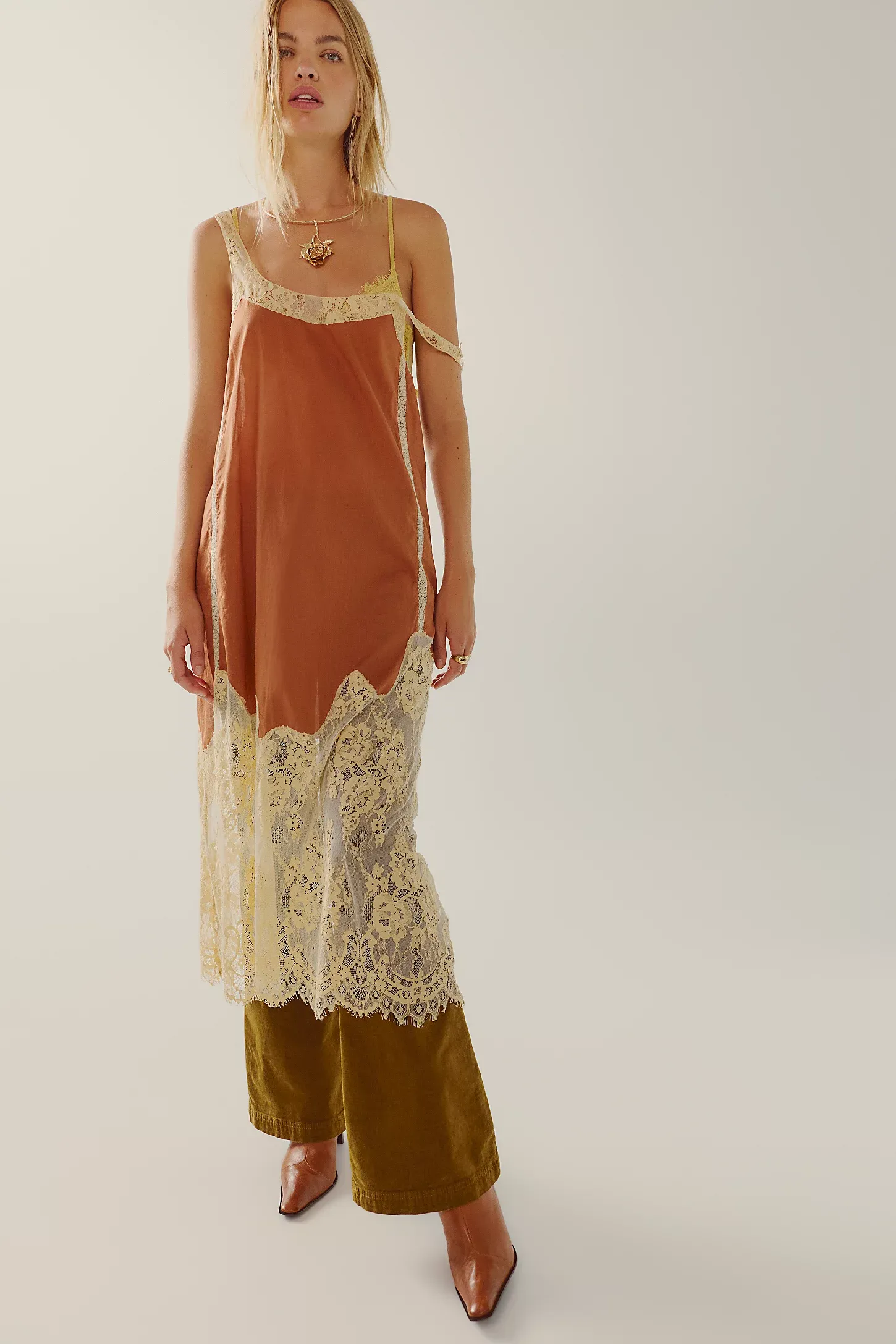 Free People，終於找到了中長吊帶洋裝